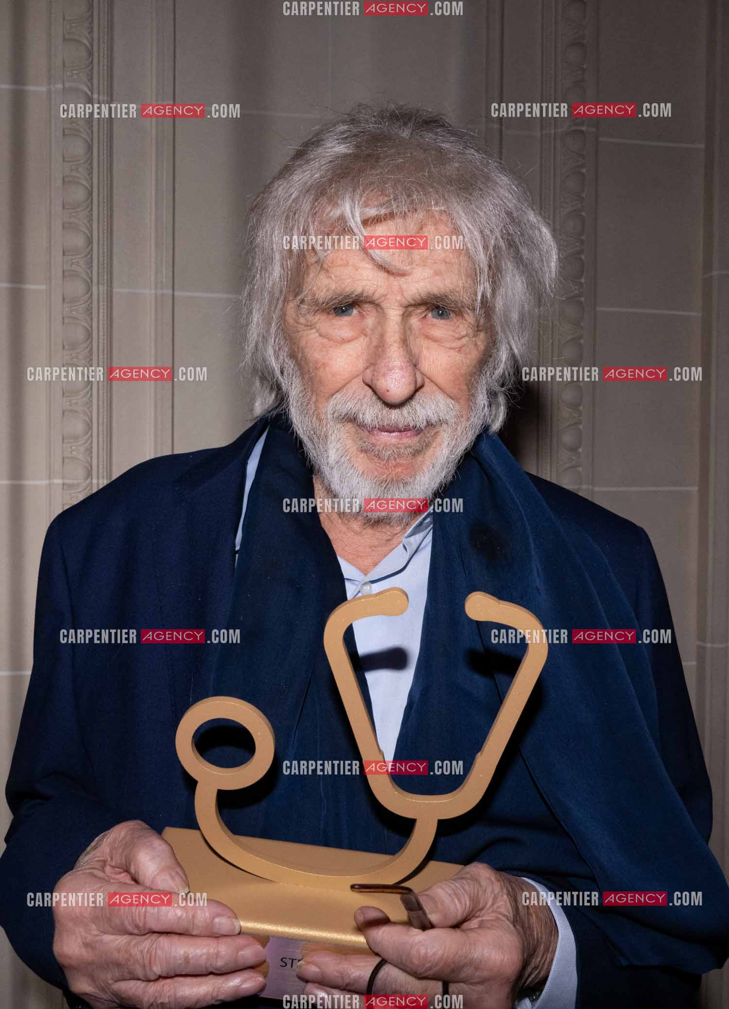 Soirée de Gala des Stéthos d'Or 2024 à l'Hôtel George V à Paris le 18 Mars 2024. L'acteur Pierre Richard avec son prix le Stéthos d'or 2024.