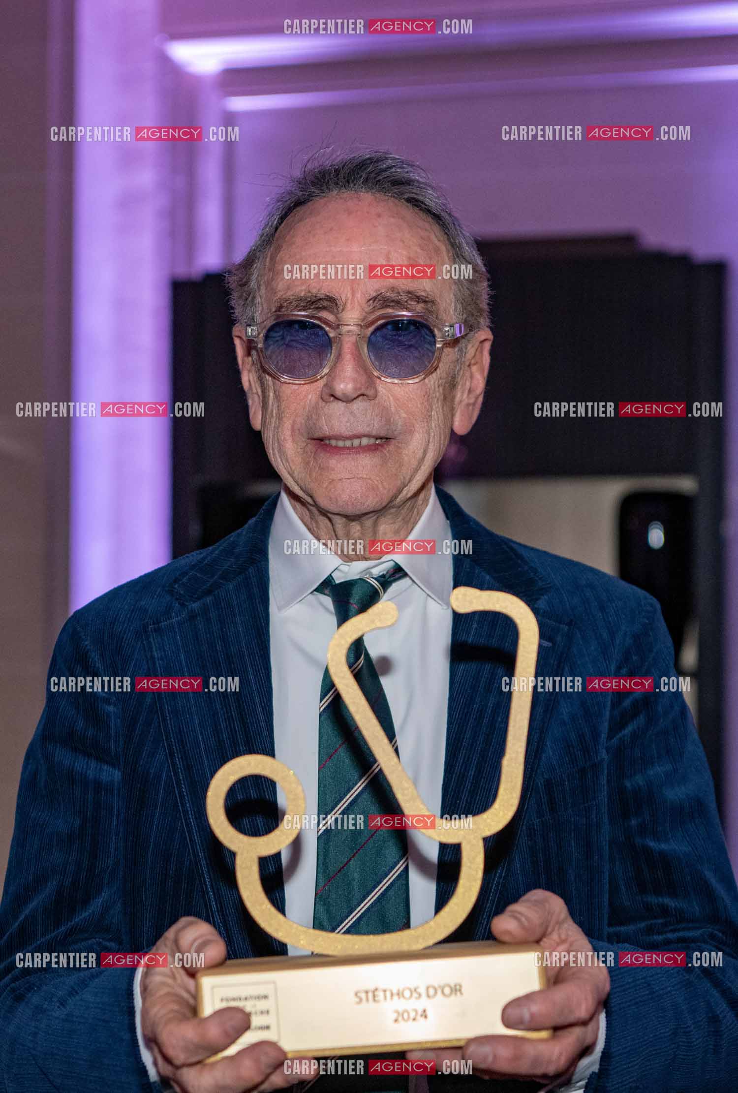Soirée de Gala des Stéthos d'Or 2024 à l'Hôtel George V à Paris le 18 Mars 2024. Le chanteur Alain Chamfort avec son prix le Stéthos d'or 2024.