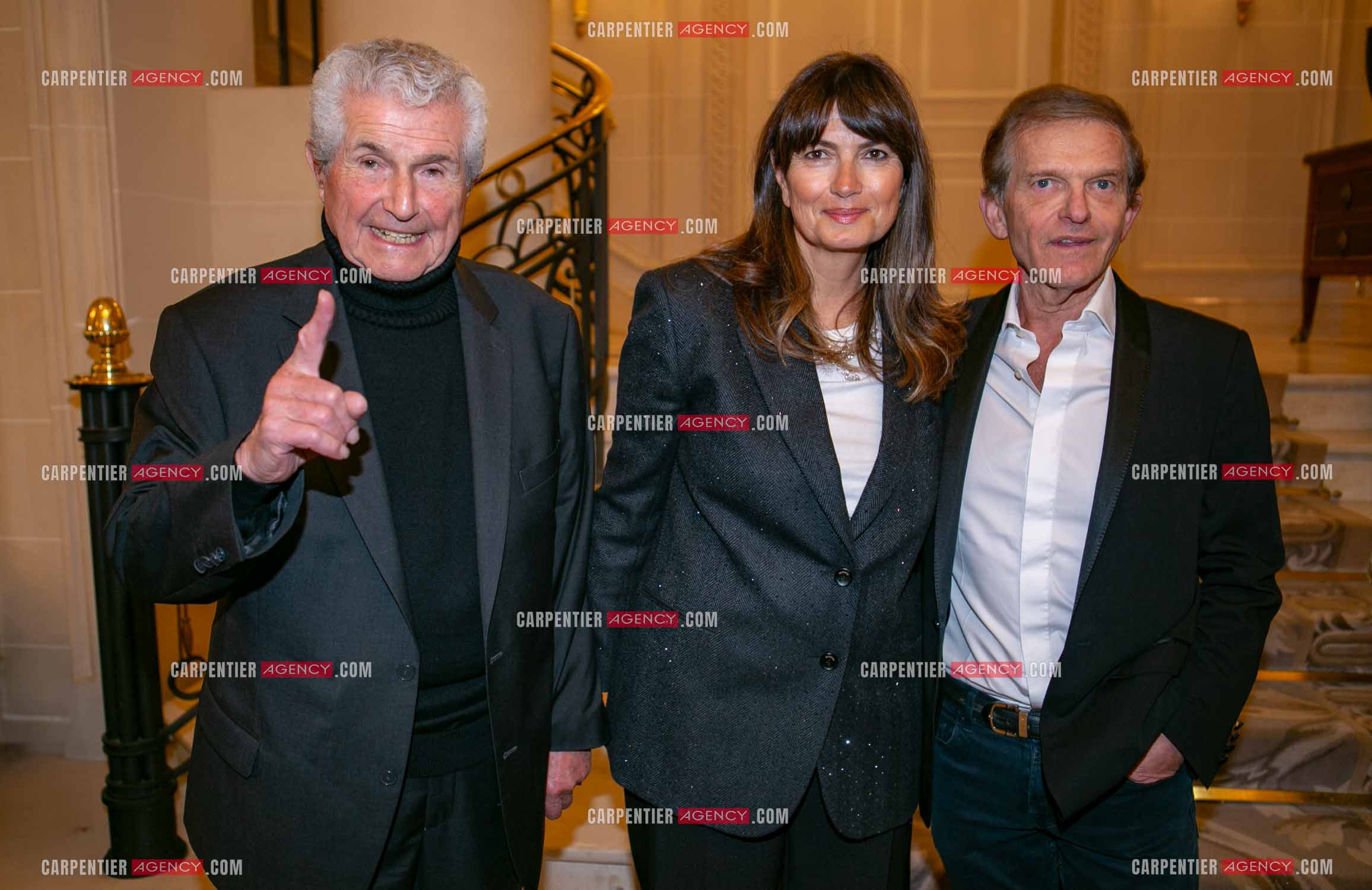 Soirée de Gala des Stéthos d'Or 2025 à l'Hôtel George V à Paris le 24 Mars 2025. Claude Lelouch et sa femme Valérie Perrin avec le docteur Frédéric Saldmann.