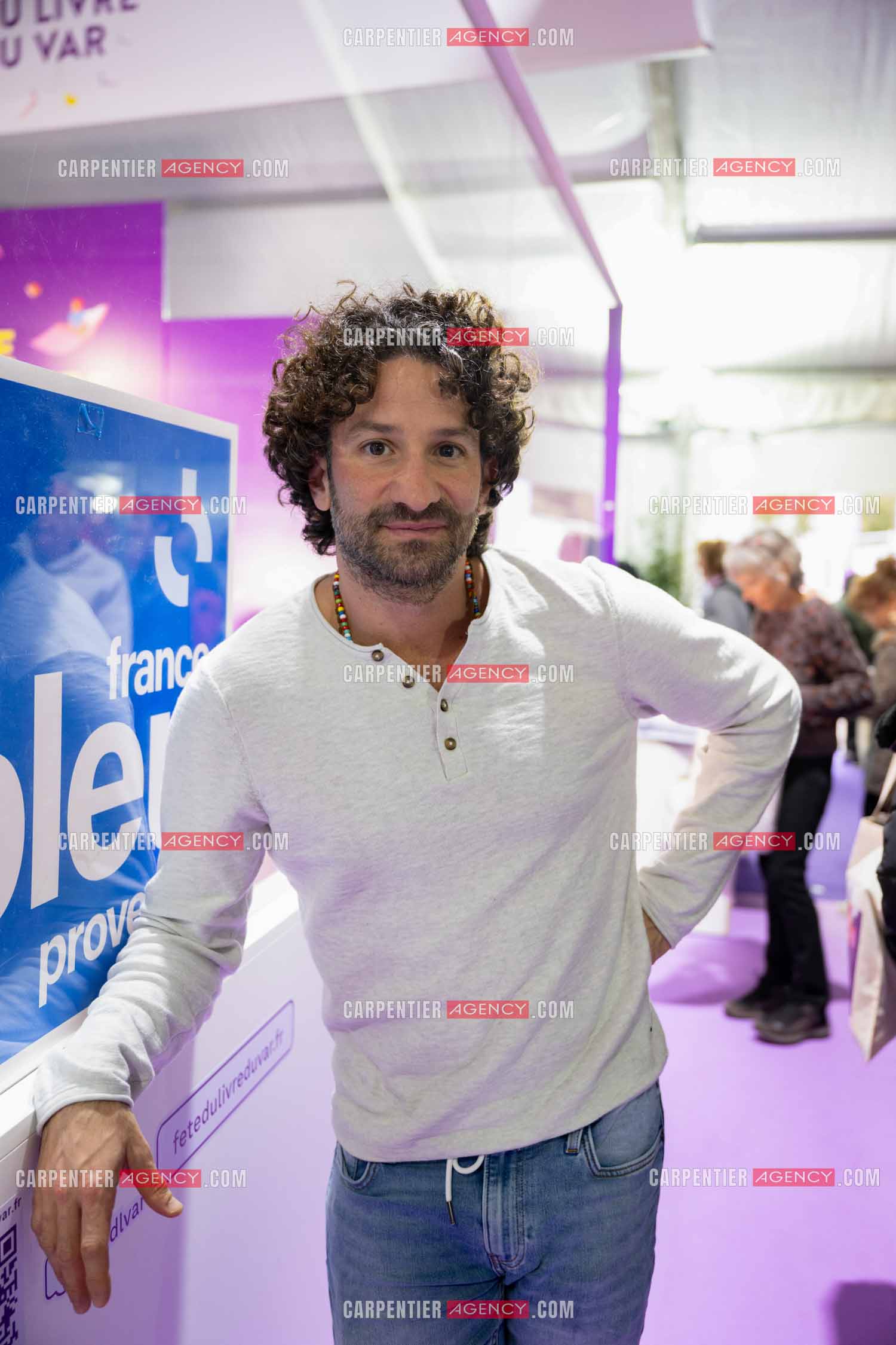 Salon du livre 2024 place des Armes à Toulon. L'auteur Miguel Bonnefoy PRIX FEMINA grand prix du roman de l'Académie Française 2024.  ( Exclusif )