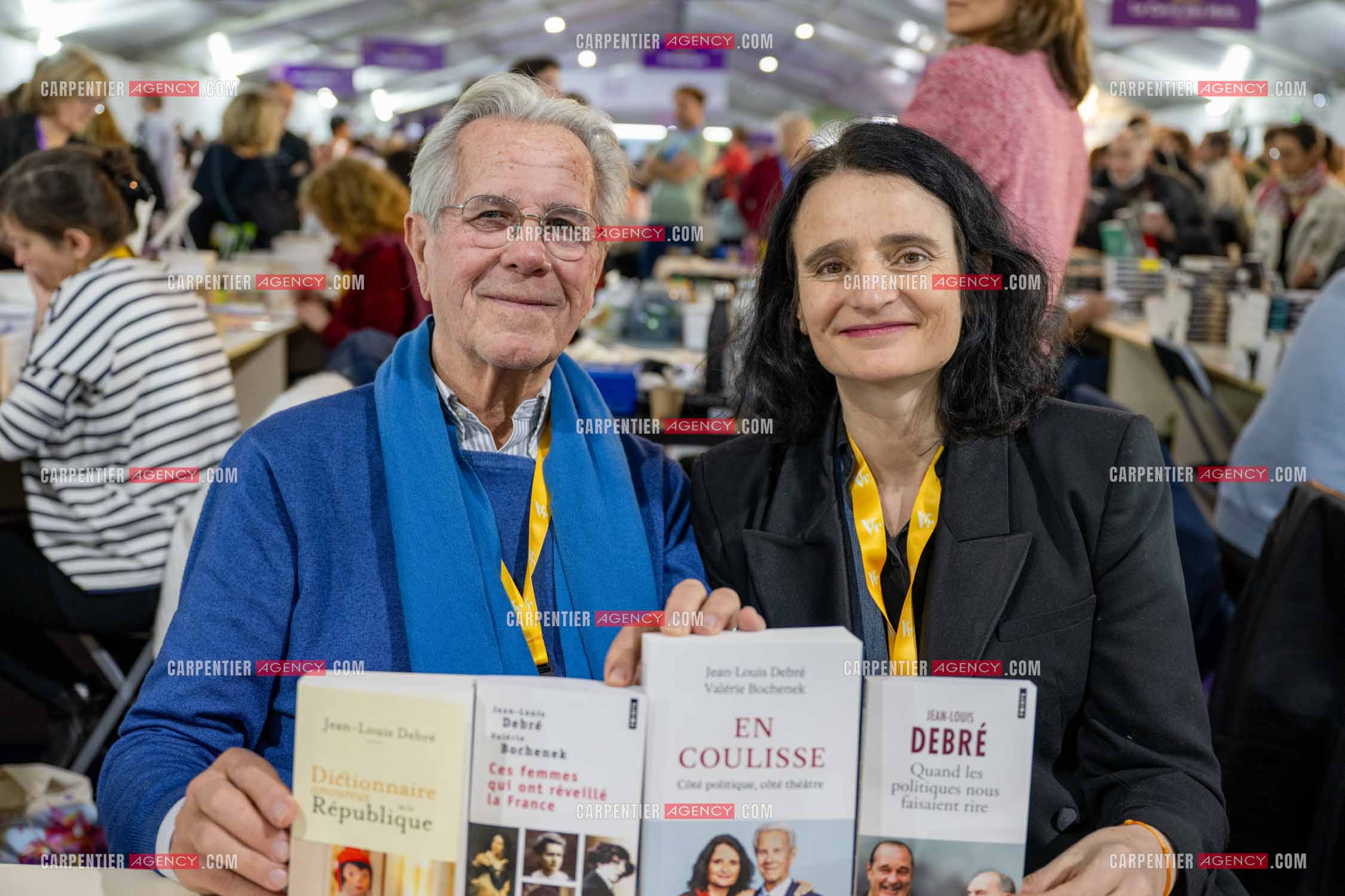 Salon du livre 2024 place des Armes à Toulon.Salon du livre 2024 place des Armes à Toulon. Jean-Louis Debré et sa femme Valérie Bochenek présentent leur nouveau livre “EN COULISSE côté politique, côté théâtre“ aux éditions Plon.  ( Exclusif )