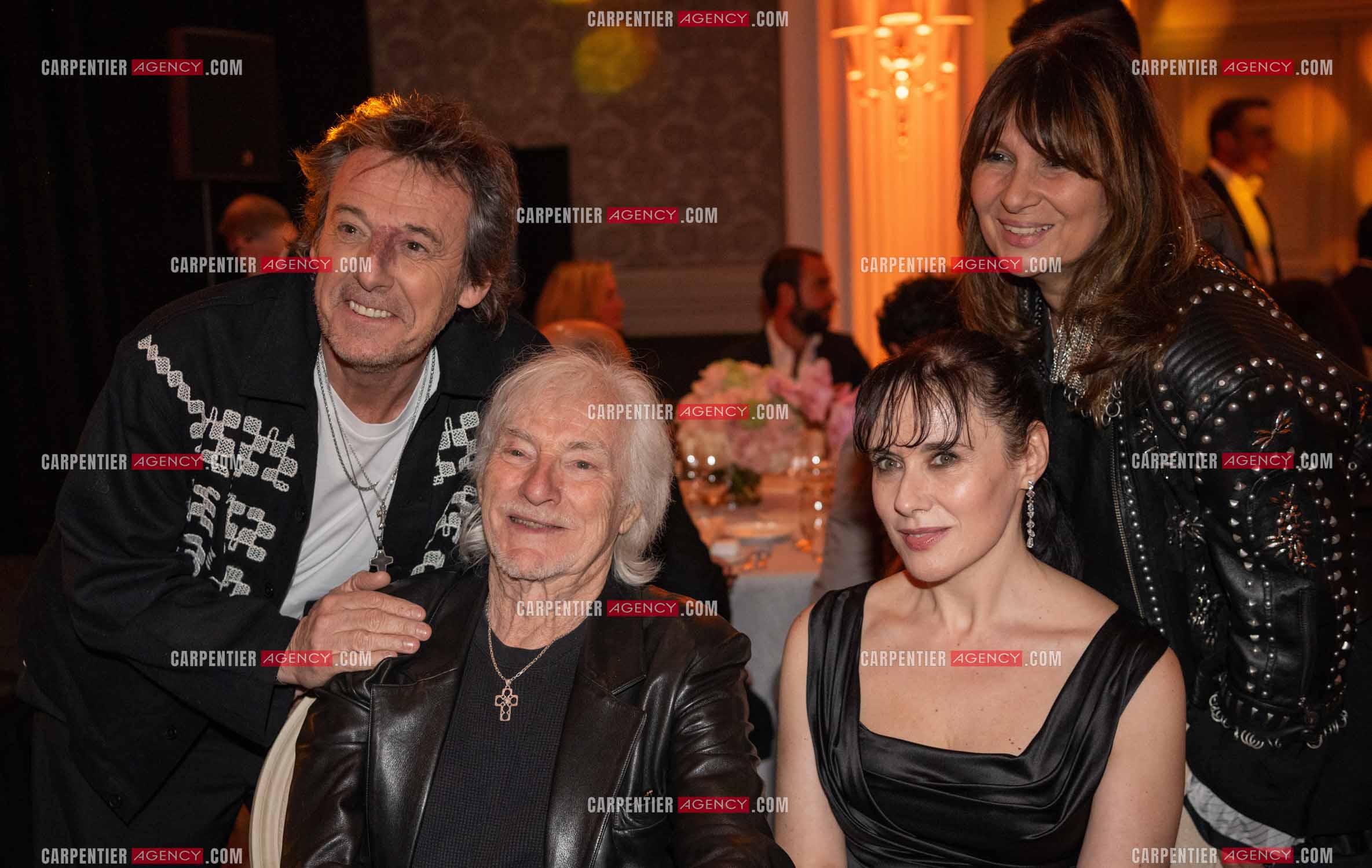 Soirée de Gala des Stéthos d'Or 2024 à l'Hôtel George V à Paris le 18 Mars 2024. L'animateur Jean-Luc Reichmann, le chanteur Hugues Aufray et leurs épouses Muriel et Nathalie.