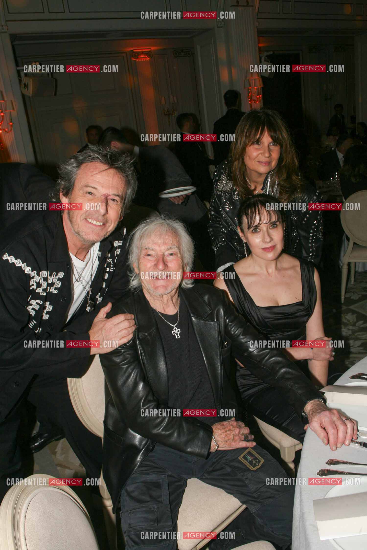 Soirée de Gala des Stéthos d'Or 2024 à l'Hôtel George V à Paris le 18 Mars 2024. L'animateur Jean-Luc Reichmann, le chanteur Hugues Aufray et leurs femmes Muriel et Nathalie.