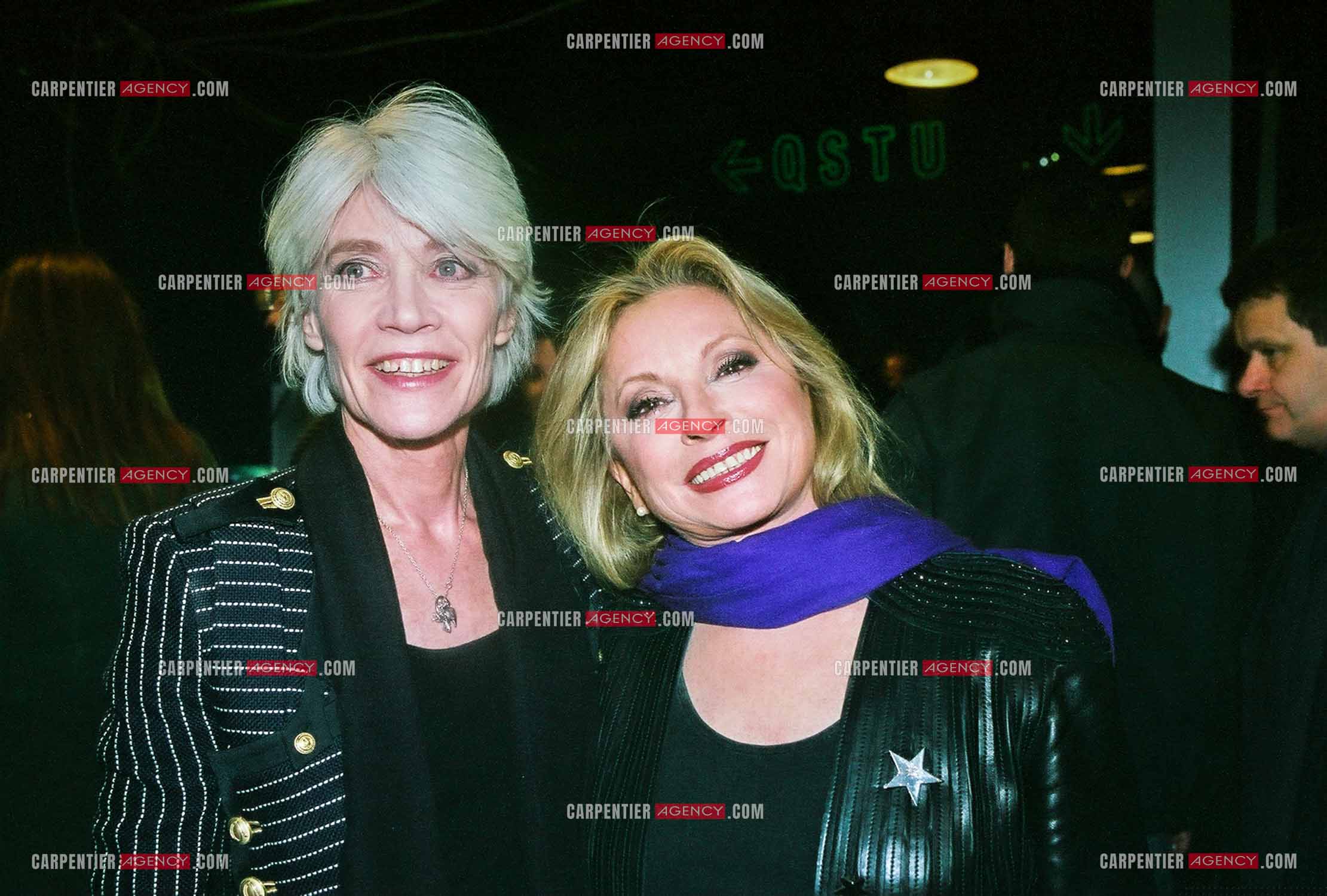 Françoise Hardy a reçu la victoire artiste interprète féminine de l'année 2005. Véronique Sanson félicite son amie Françoise Hardy.