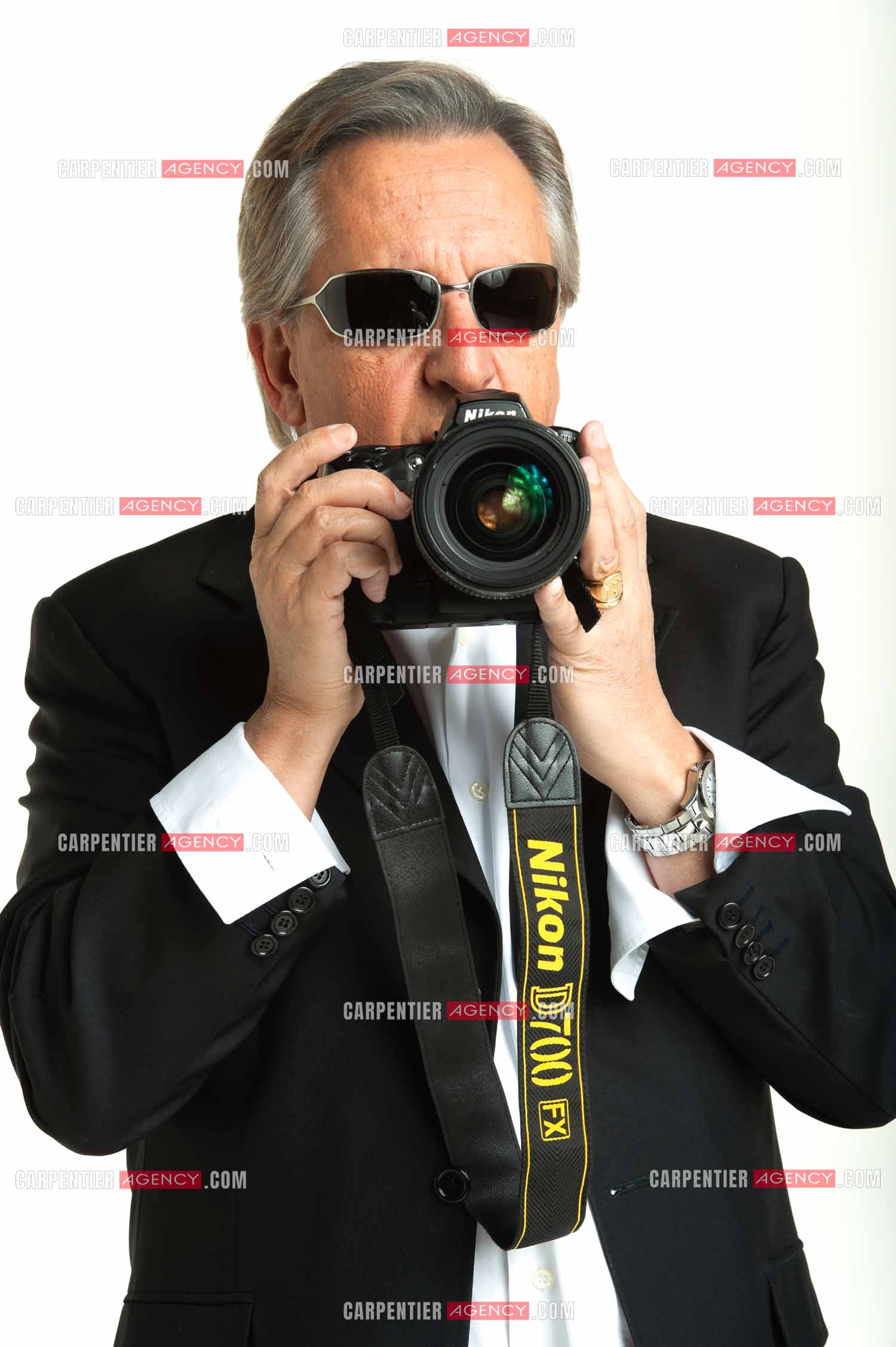 Le chanteur Gilbert Montagné tenant un appareil photo de marque Nikon.  ( Exclusif )