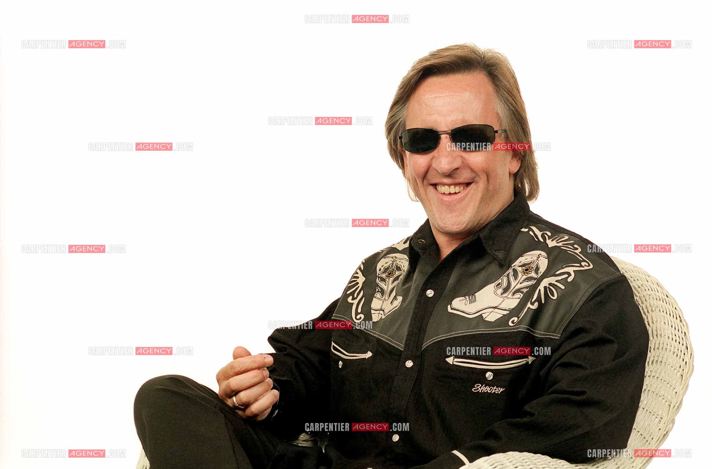 Le chanteur Gilbert Montagné lors d'une séance photos en studio pour la réalisation d'une affiche et de ses photos de presse. ( Exclusif )