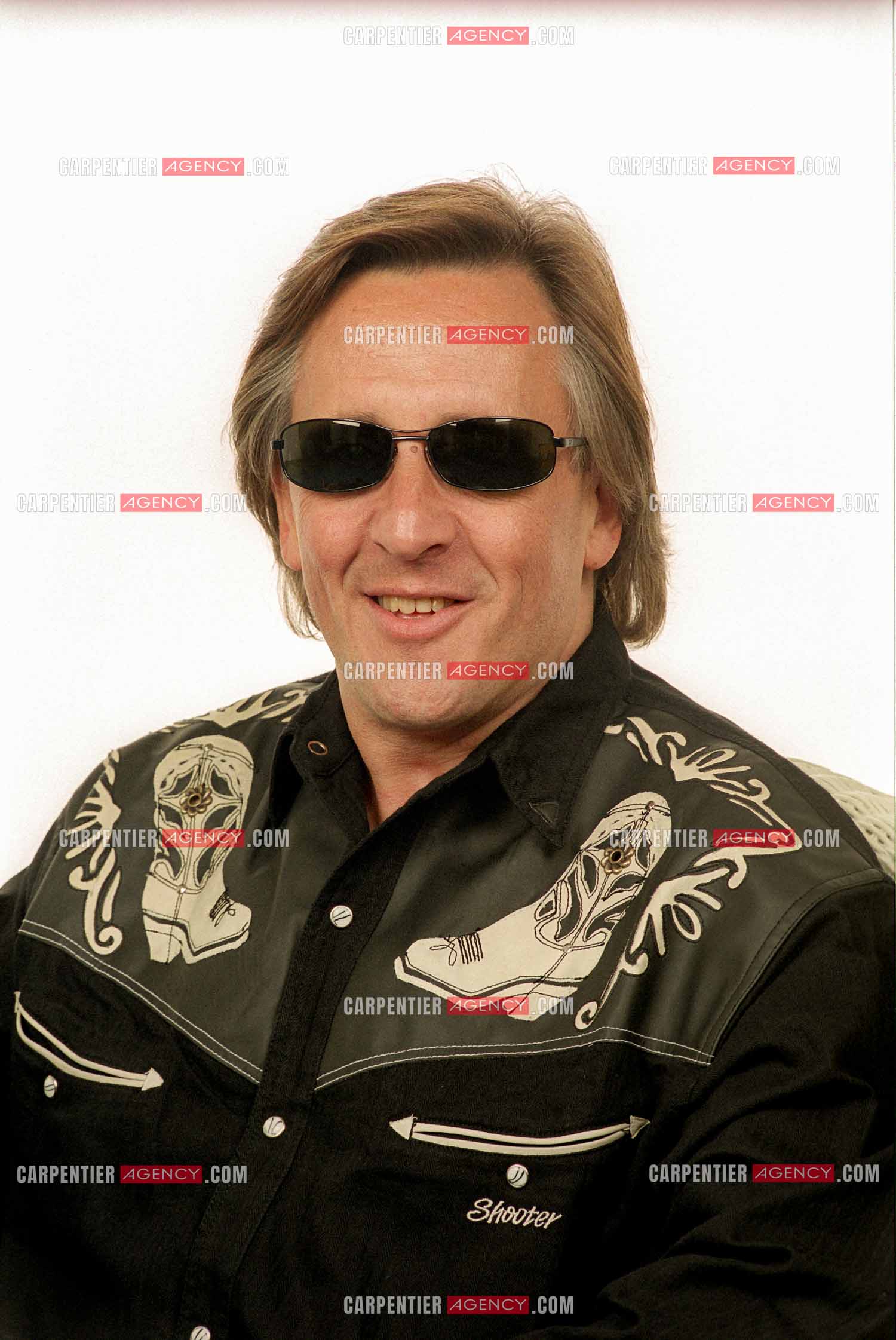 Le chanteur Gilbert Montagné lors d'une séance photos en studio pour la réalisation d'une affiche et de ses photos de presse. ( Exclusif )