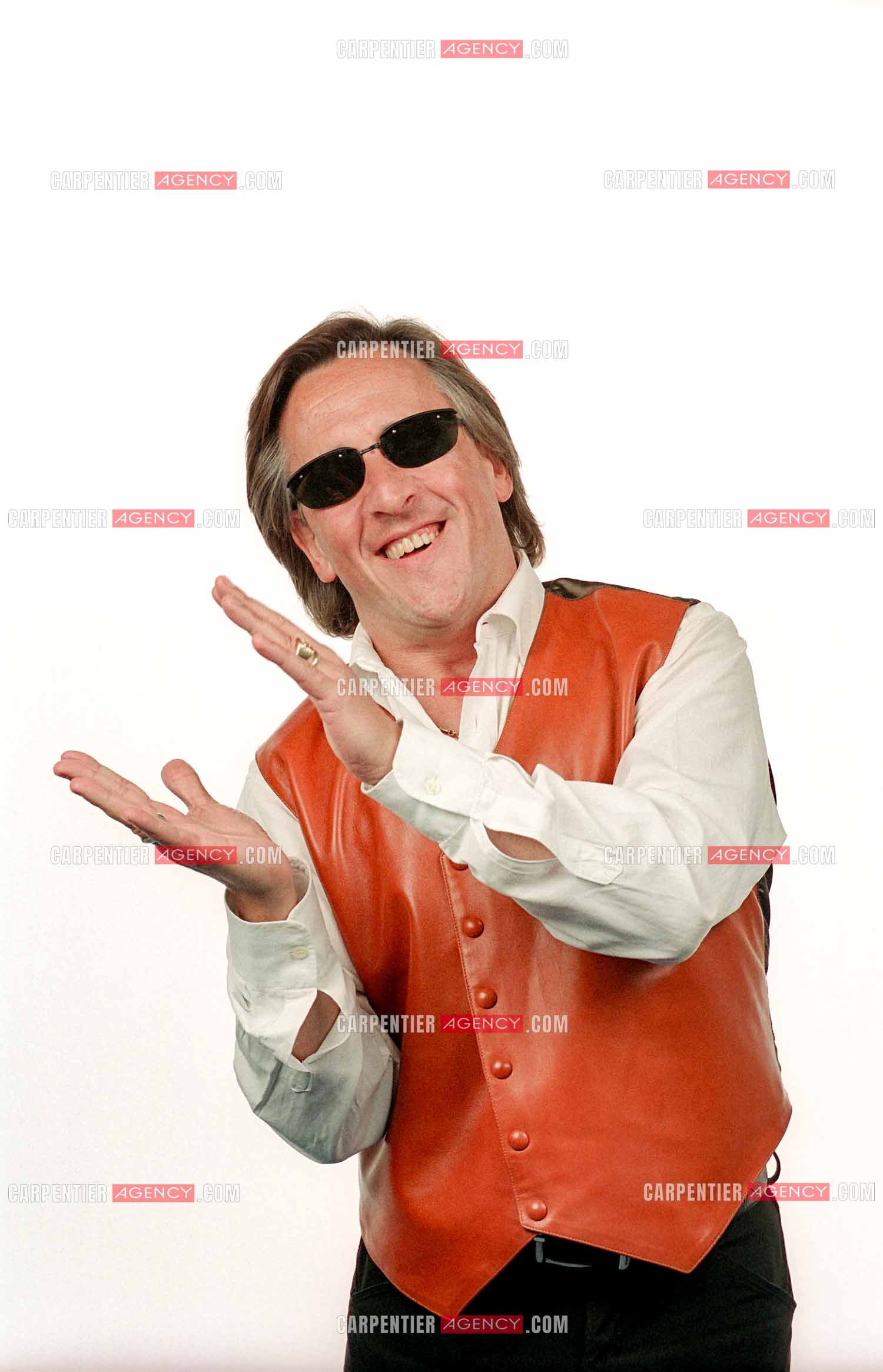 Le chanteur Gilbert Montagné lors d'une séance photos en studio pour la réalisation d'une affiche et de ses photos de presse. ( Exclusif )