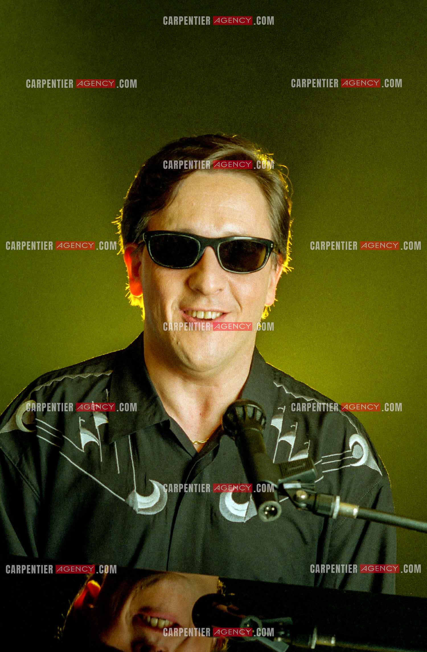 Le chanteur Gilbert Montagné lors d'une séance photos en studio pour la réalisation d'une affiche et de ses photos de presse. ( Exclusif )