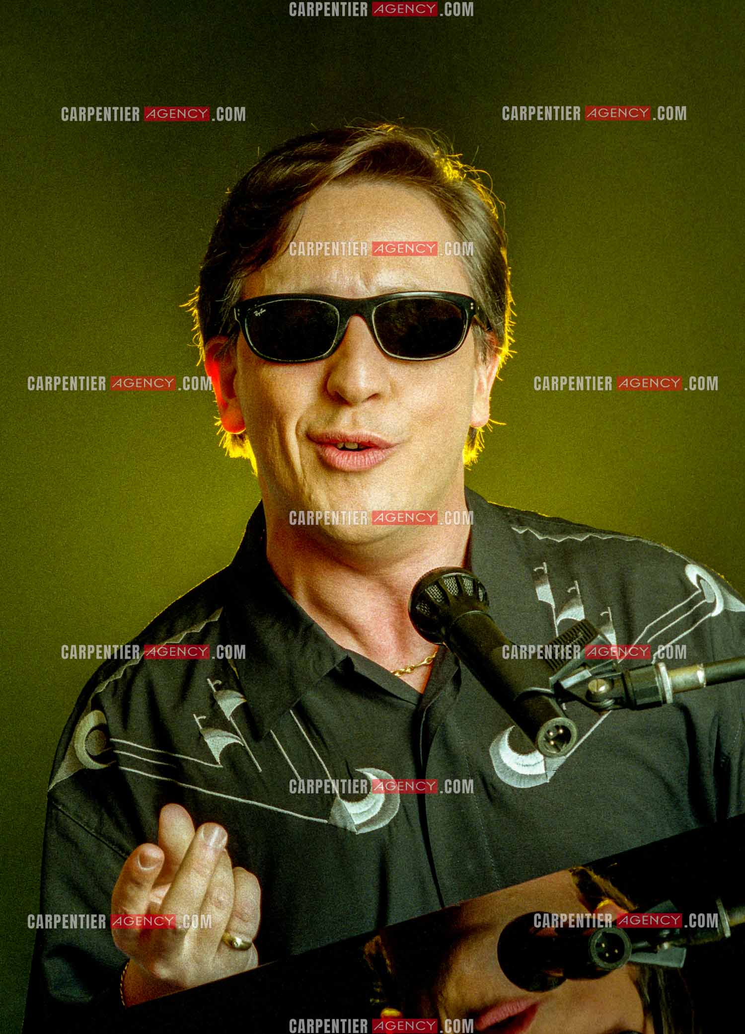 Le chanteur Gilbert Montagné lors d'une séance photos en studio pour la réalisation d'une affiche et de ses photos de presse. ( Exclusif )