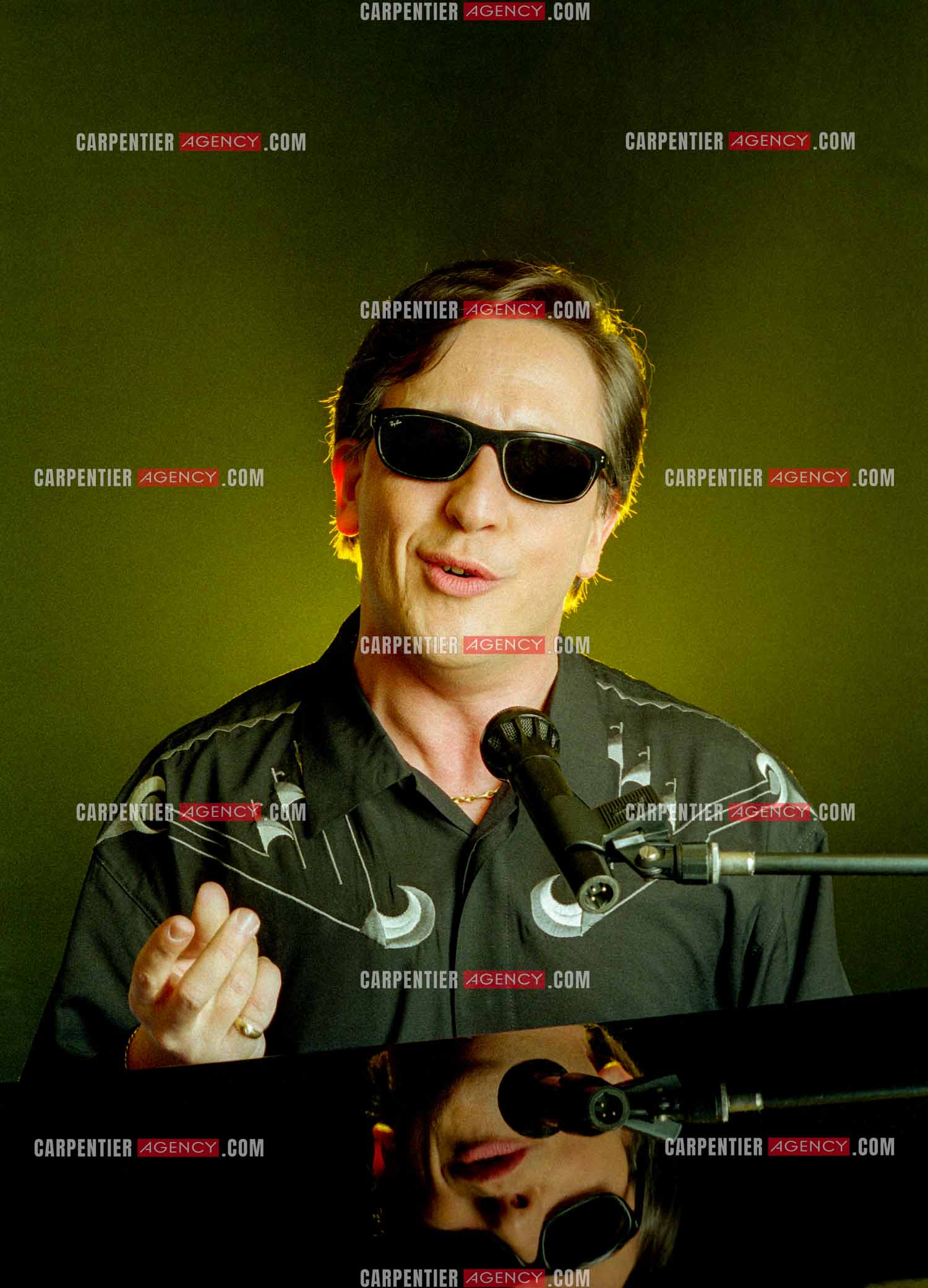 Le chanteur Gilbert Montagné lors d'une séance photos en studio pour la réalisation d'une affiche et de ses photos de presse. ( Exclusif )