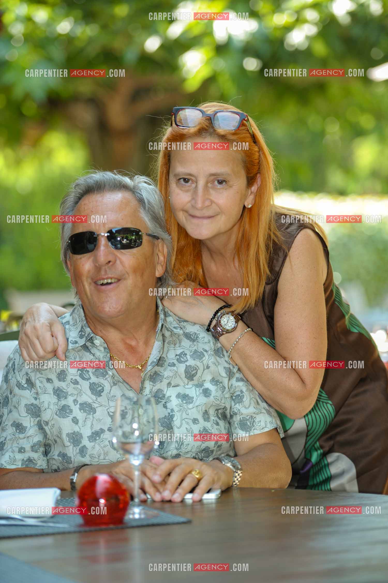 Le chanteur Gilbert Montagné et sa femme Nikole lors de leurs vacances vers Beaucaire.  ( Exclusif )