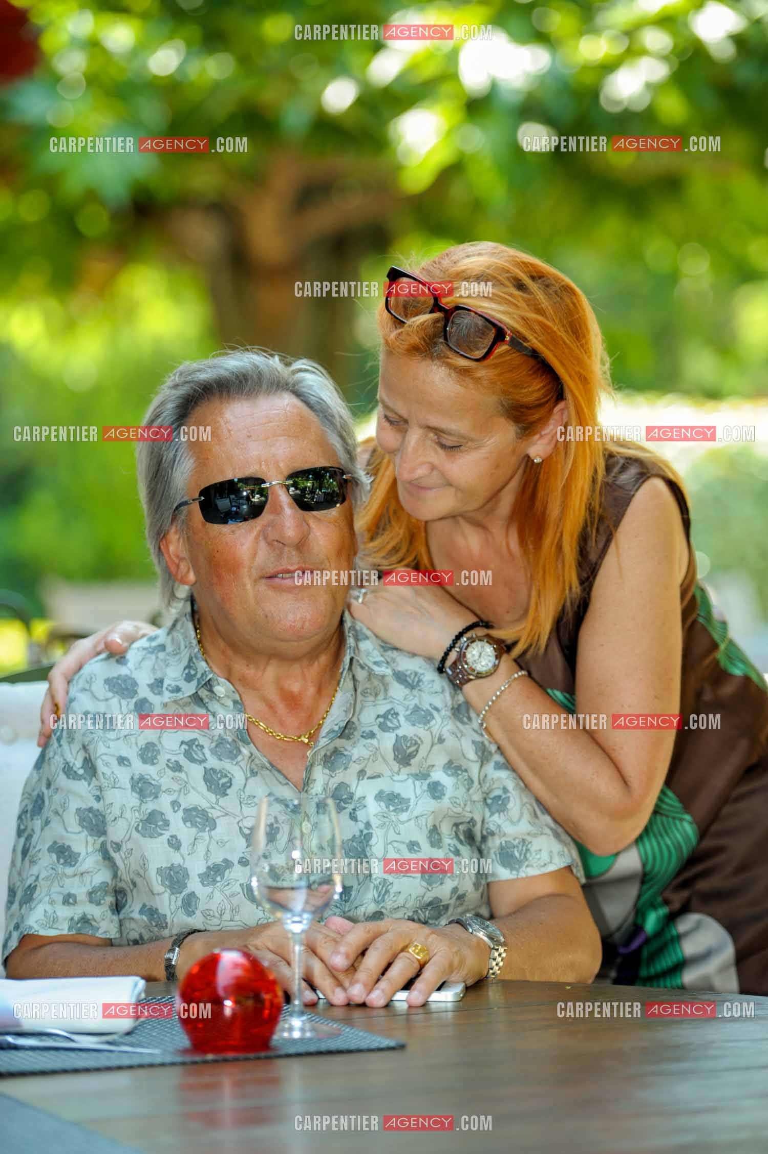 Le chanteur Gilbert Montagné et sa femme Nikole lors de leurs vacances vers Beaucaire.  ( Exclusif )