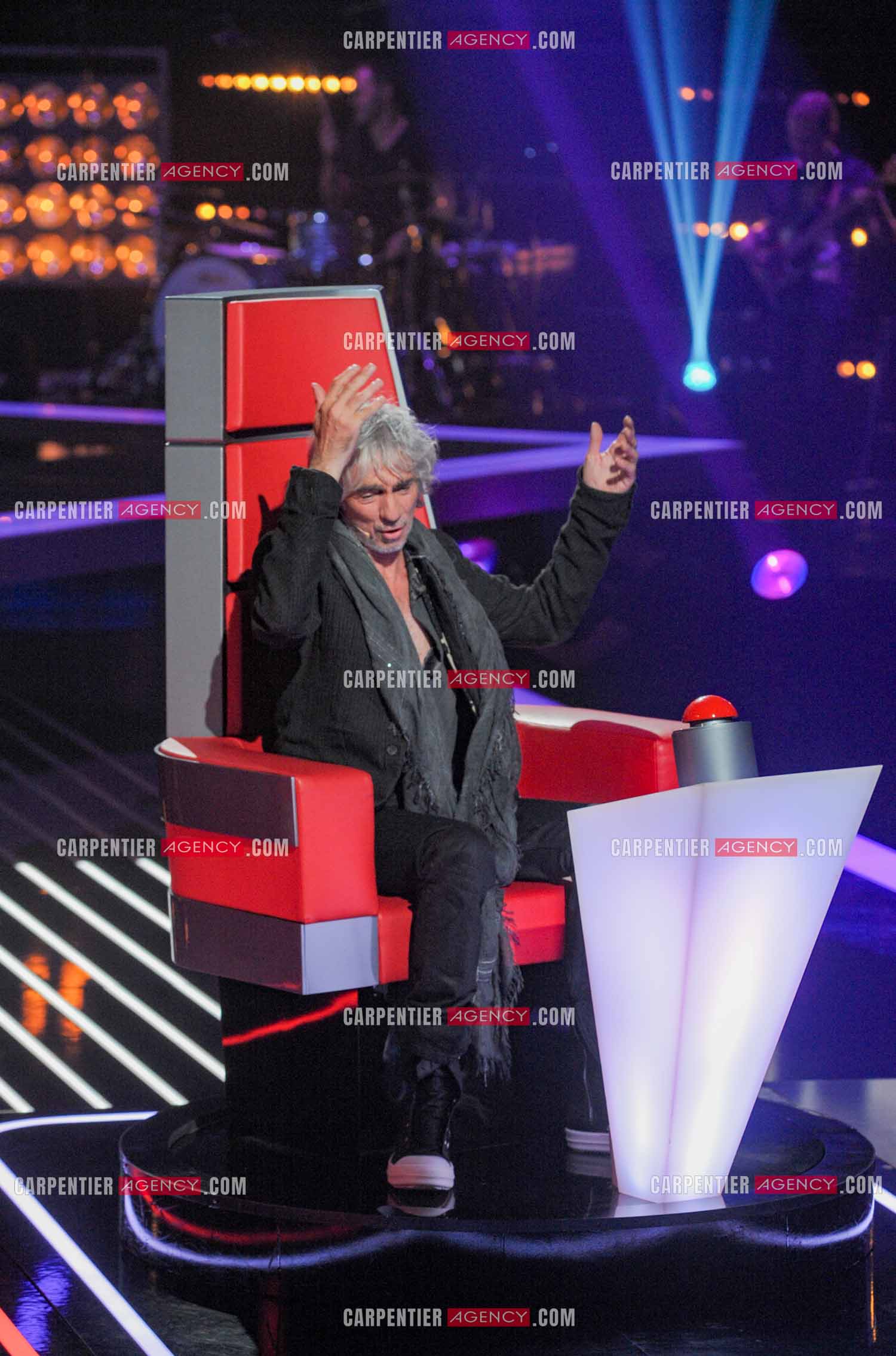 Le chanteur Louis Bertignac coach vocal de l'émission The Voice Kid's dans son fauteuil rouge.  ( Exclusif )