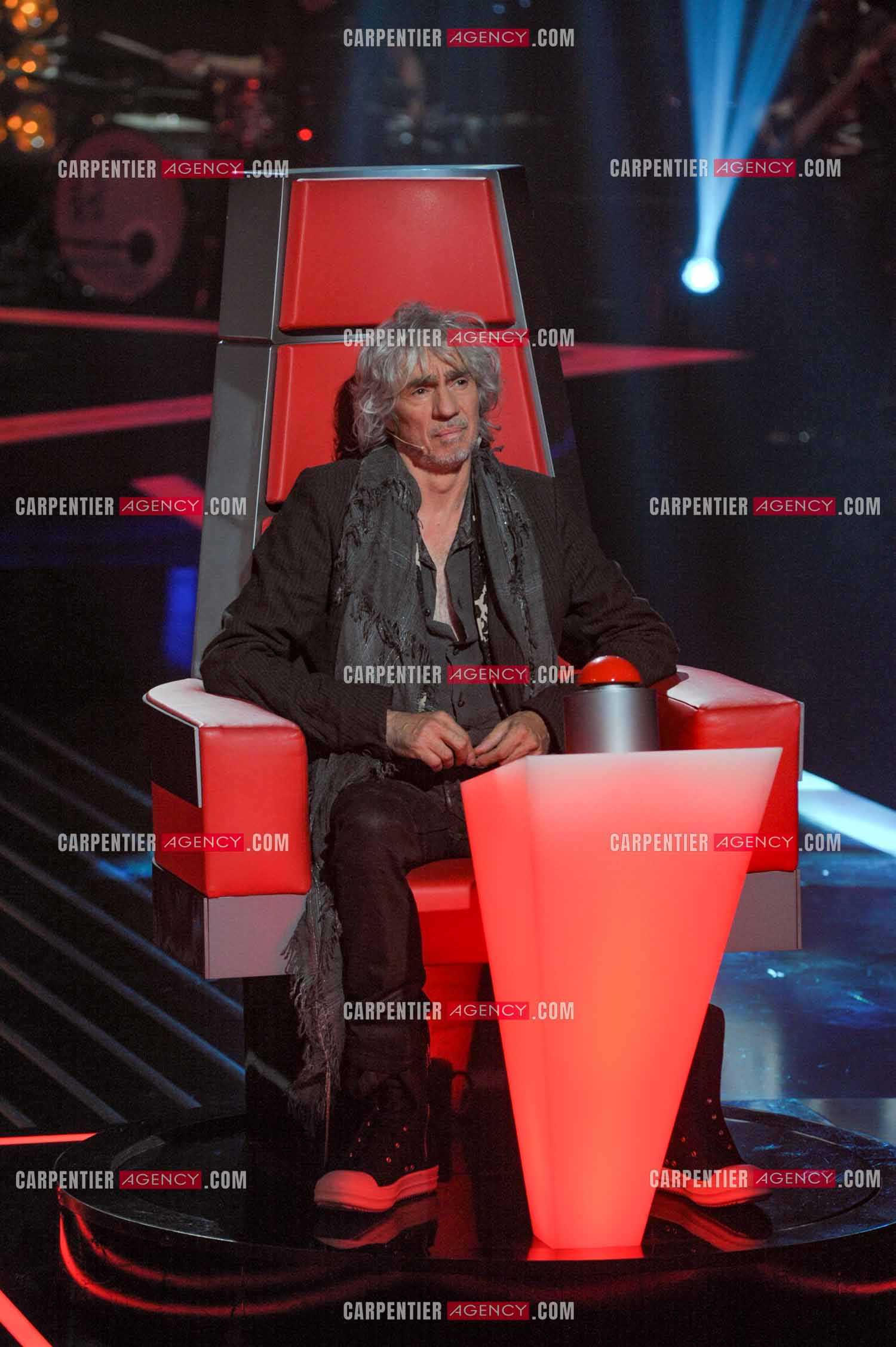 Le chanteur Louis Bertignac coach vocal de l'émission The Voice Kid's dans son fauteuil rouge.  ( Exclusif )