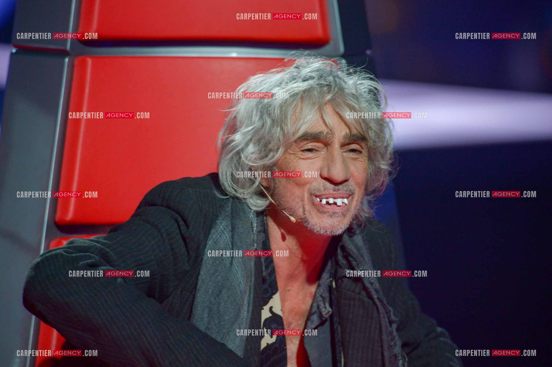 Le chanteur Louis Bertignac coach vocal de l'émission The Voice Kid's dans son fauteuil rouge.  ( Exclusif )