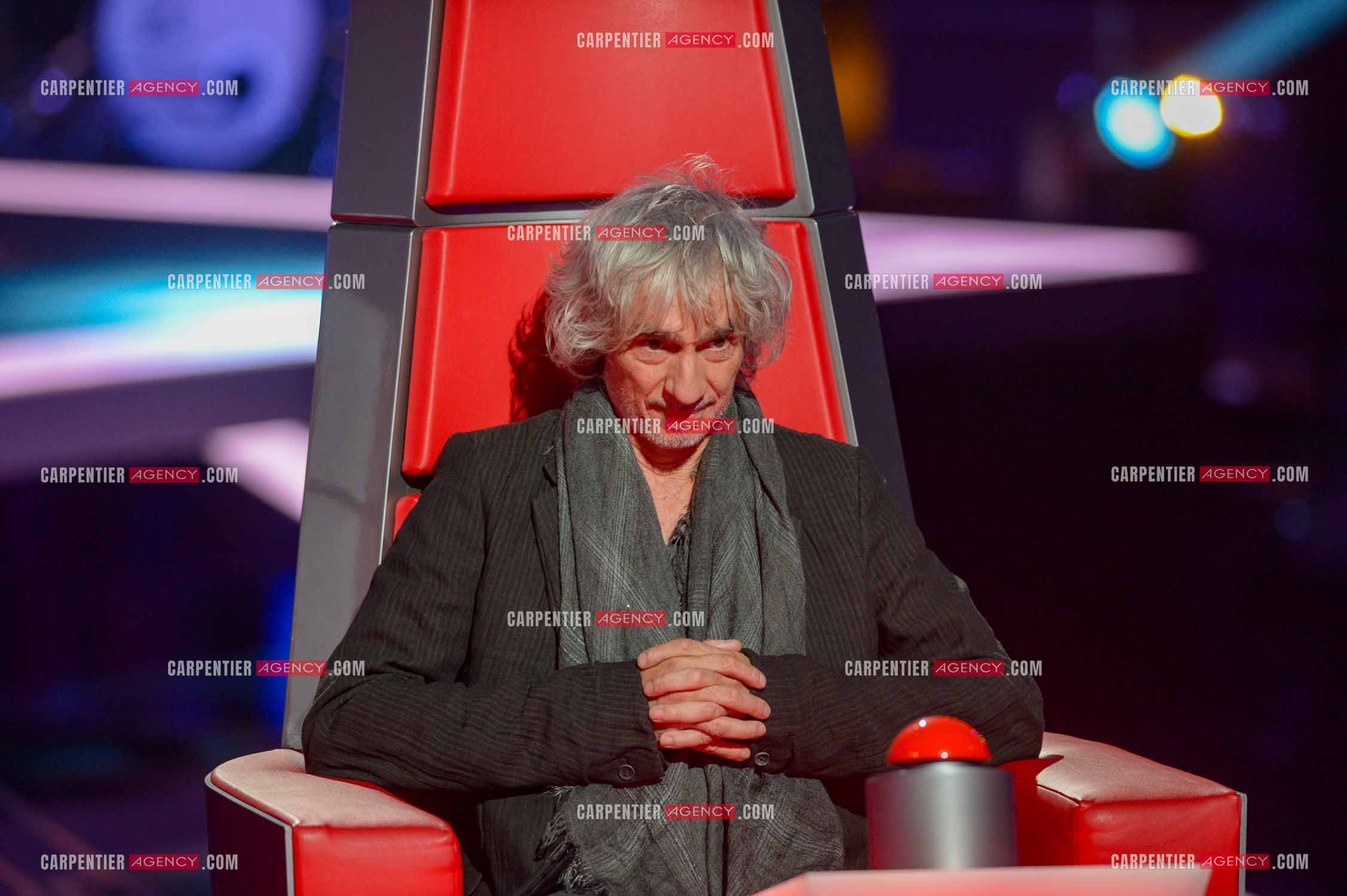 Le chanteur Louis Bertignac coach vocal de l'émission The Voice Kid's dans son fauteuil rouge.  ( Exclusif )