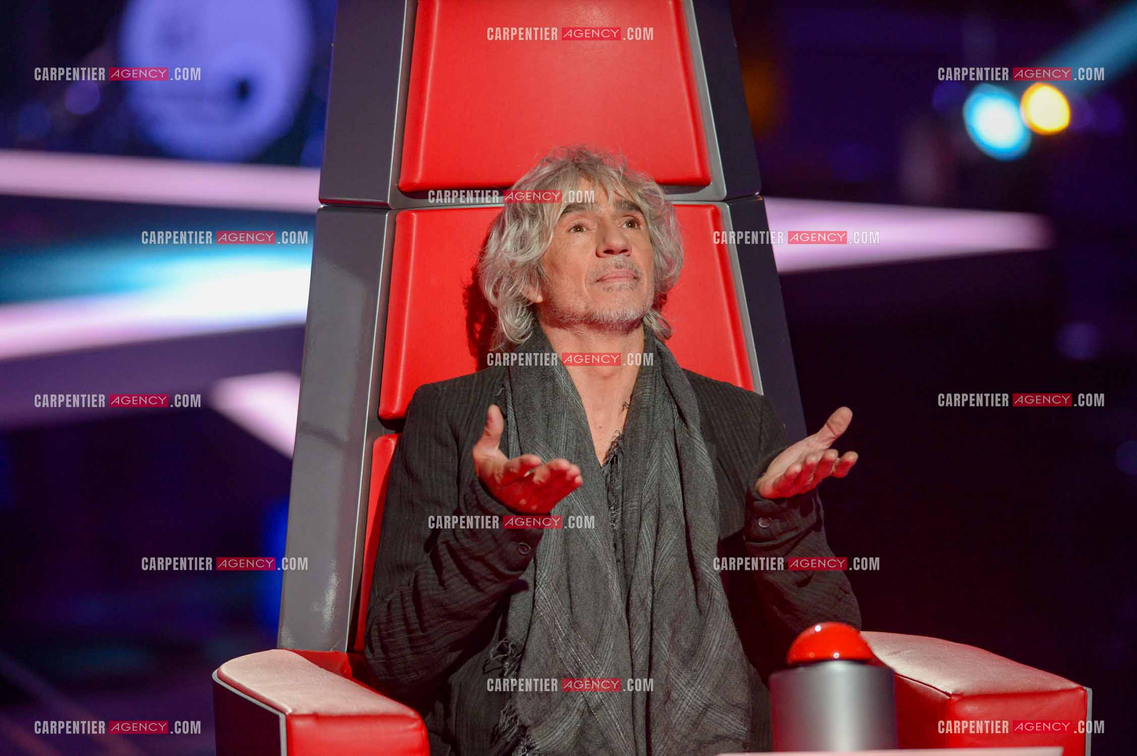 Le chanteur Louis Bertignac coach vocal de l'émission The Voice Kid's dans son fauteuil rouge.  ( Exclusif )
