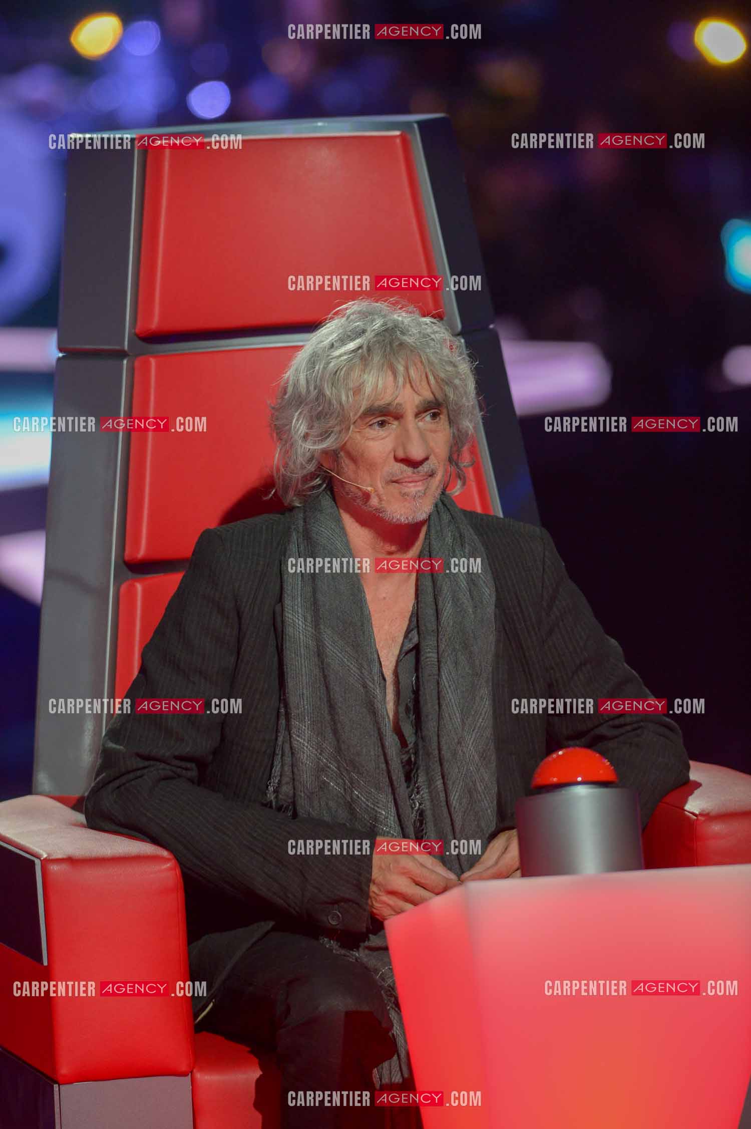 Le chanteur Louis Bertignac coach vocal de l'émission The Voice Kid's dans son fauteuil rouge.  ( Exclusif )