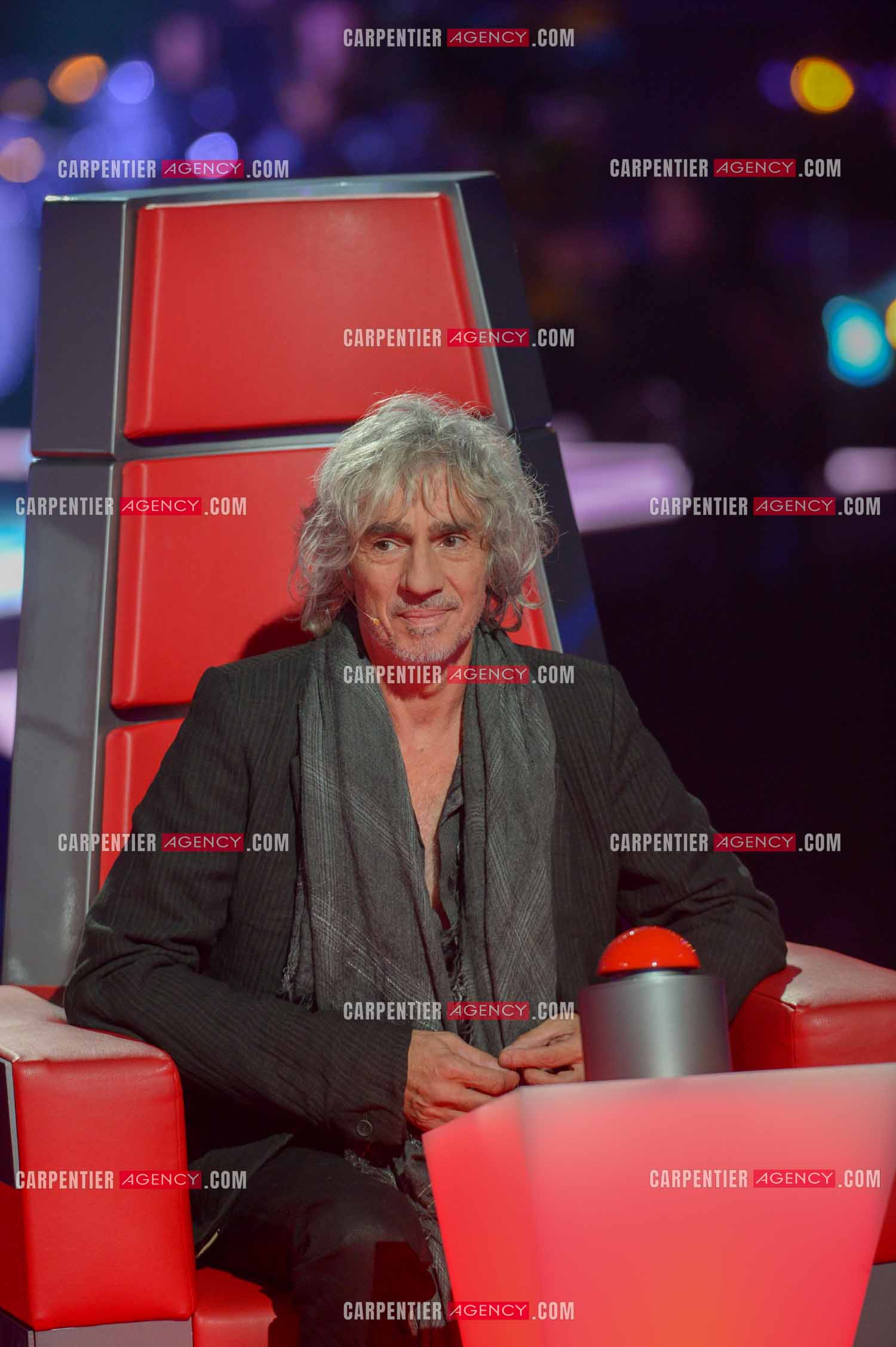 Le chanteur Louis Bertignac coach vocal de l'émission The Voice Kid's dans son fauteuil rouge.  ( Exclusif )