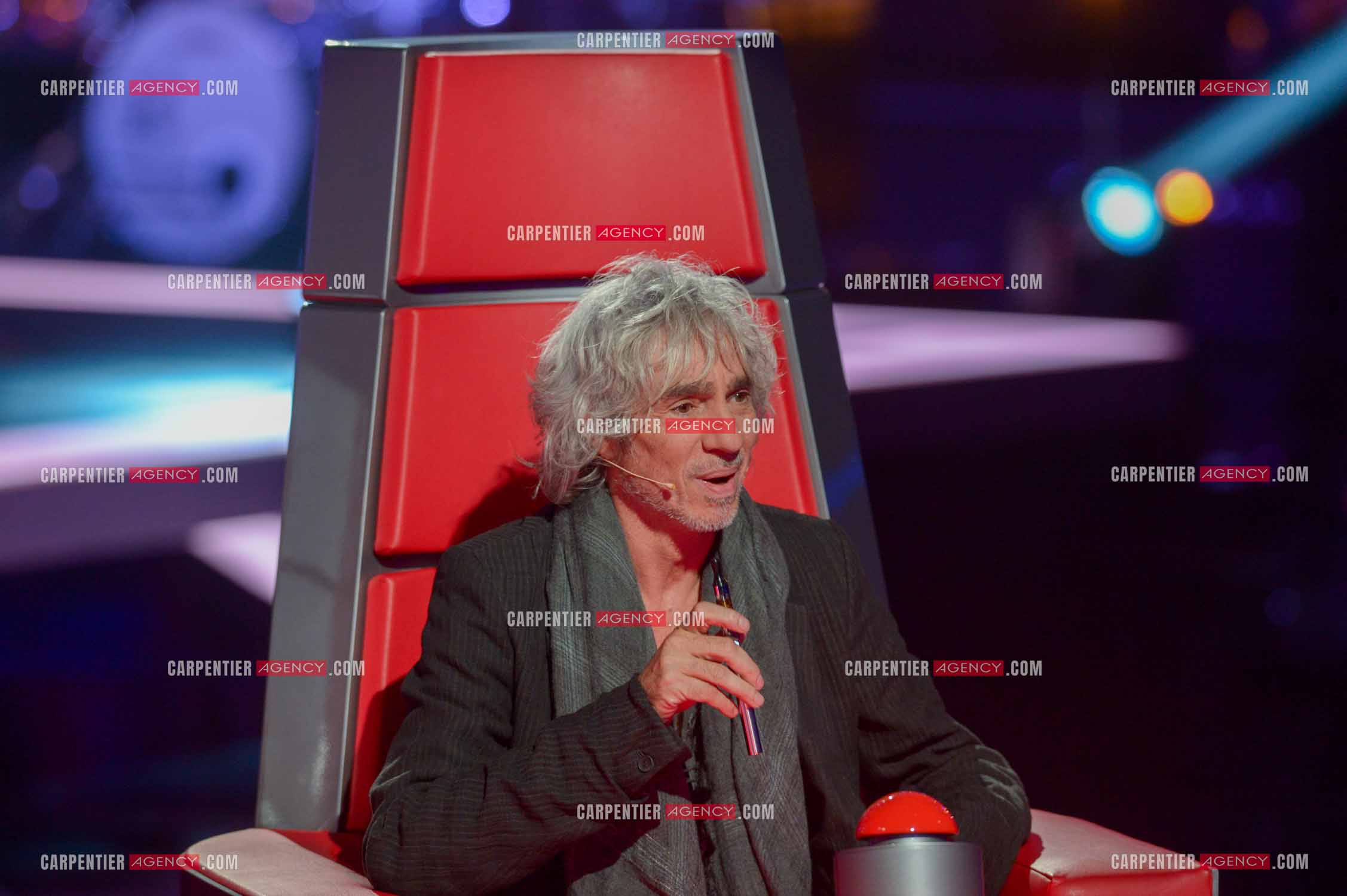 Le chanteur Louis Bertignac coach vocal de l'émission The Voice Kid's dans son fauteuil rouge.  ( Exclusif )