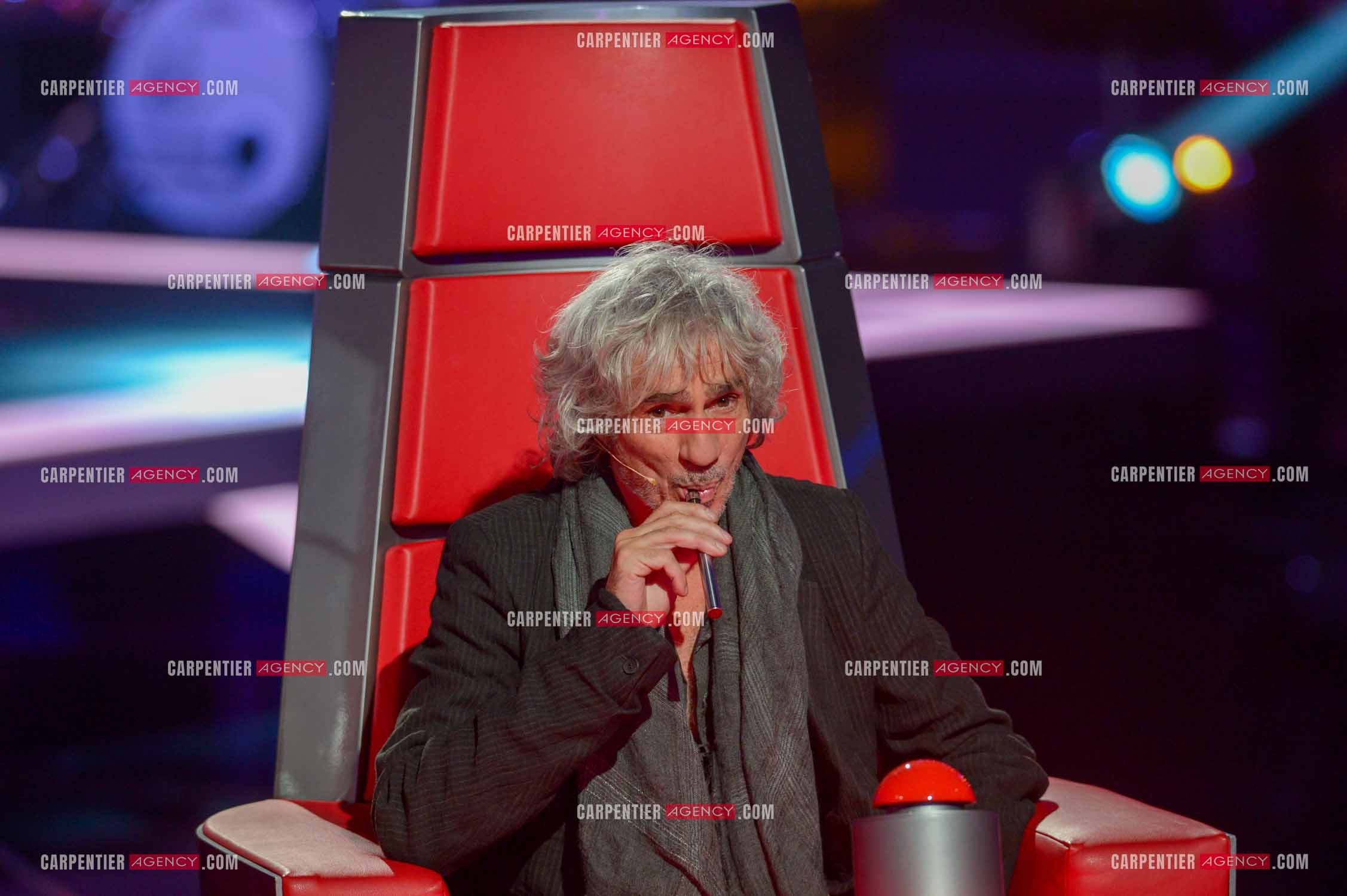 Le chanteur Louis Bertignac coach vocal de l'émission The Voice Kid's dans son fauteuil rouge.  ( Exclusif )
