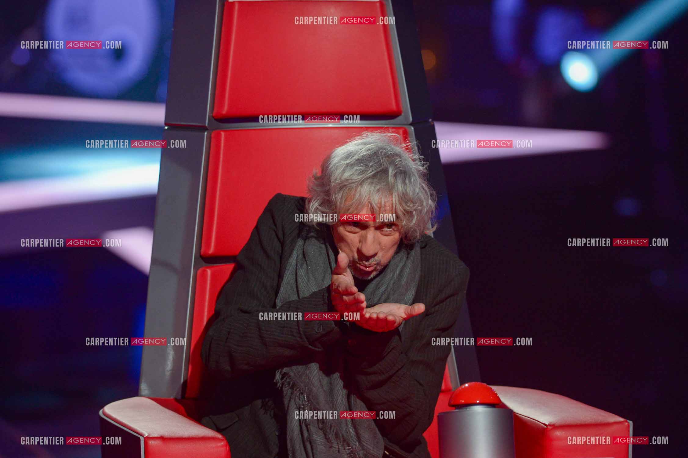 Le chanteur Louis Bertignac coach vocal de l'émission The Voice Kid's dans son fauteuil rouge.  ( Exclusif )