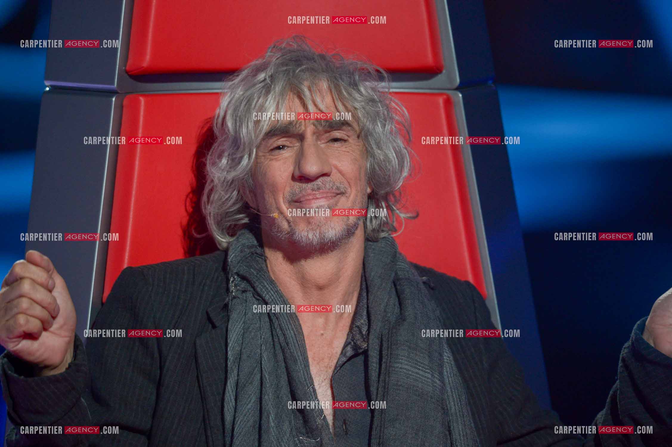 Le chanteur Louis Bertignac coach vocal de l'émission The Voice Kid's dans son fauteuil rouge.  ( Exclusif )