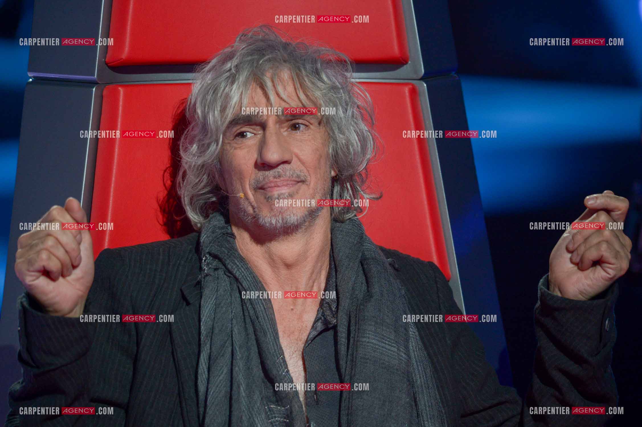 Le chanteur Louis Bertignac coach vocal de l'émission The Voice Kid's dans son fauteuil rouge.  ( Exclusif )