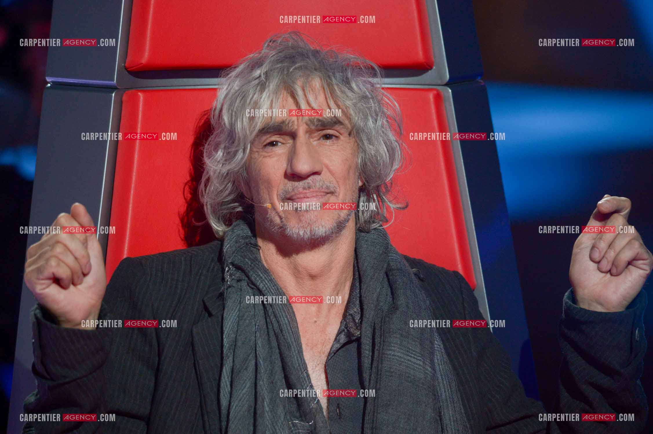 Le chanteur Louis Bertignac coach vocal de l'émission The Voice Kid's dans son fauteuil rouge.  ( Exclusif )
