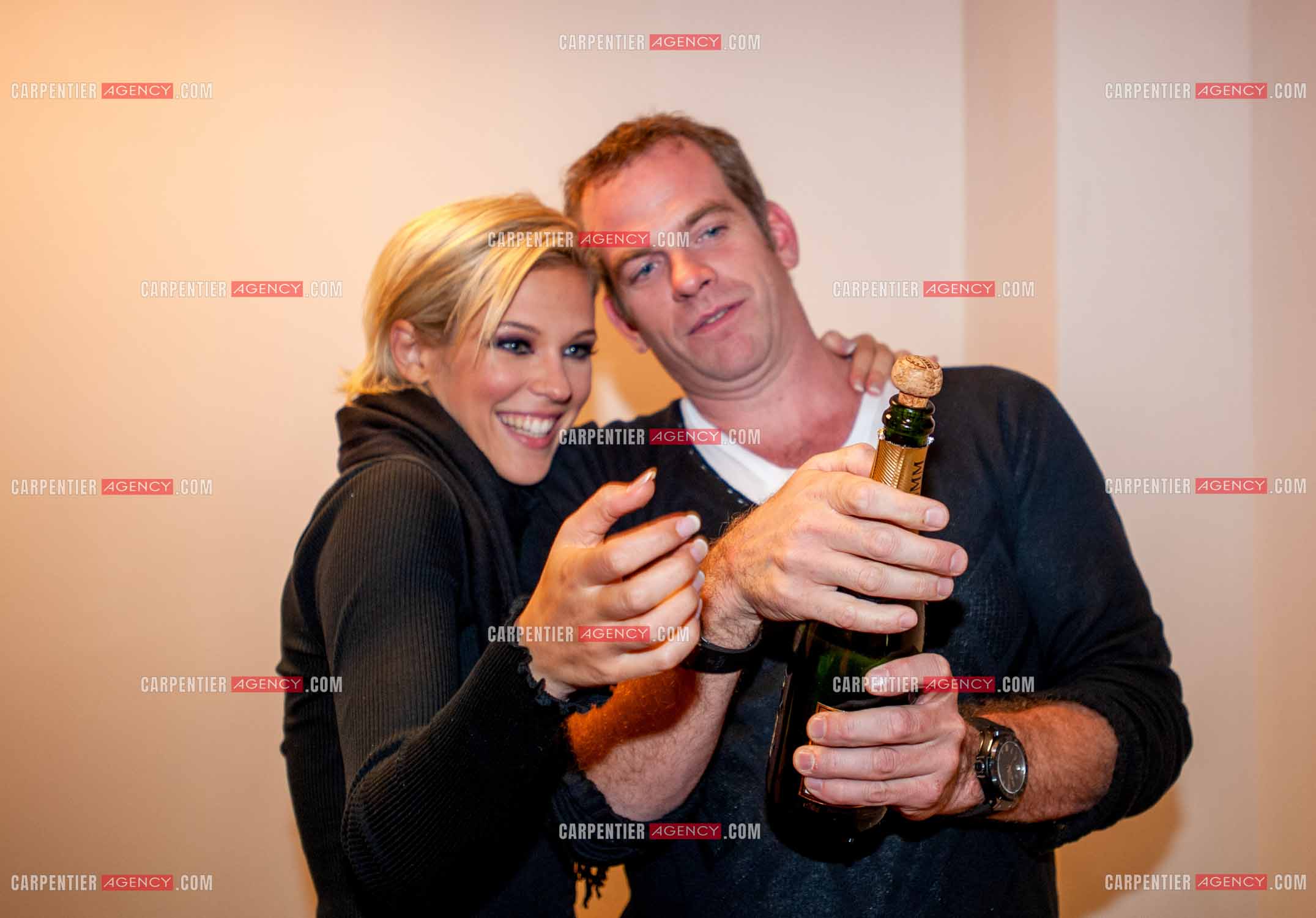 Tournée 2008 de Lorie " LE TOUR 2 LOR “. Lorie dans sa loge avec son nouveau fiancé, le chanteur Garou pour sabrer le champagne à l'occasion de la première date de sa tournée. ( Exclusif )