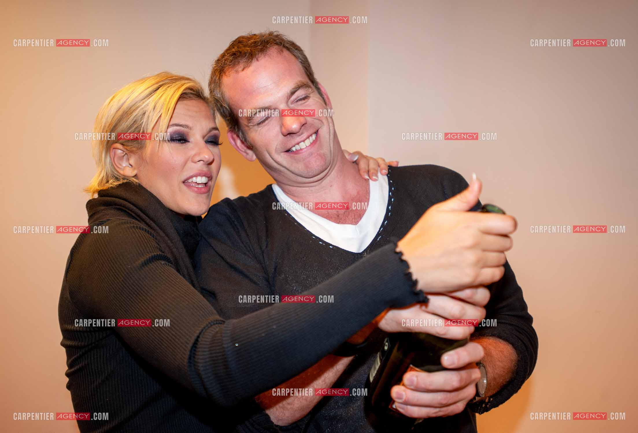 Tournée 2008 de Lorie " LE TOUR 2 LOR “. Lorie dans sa loge avec son nouveau fiancé, le chanteur Garou pour sabrer le champagne à l'occasion de la première date de sa tournée. ( Exclusif )