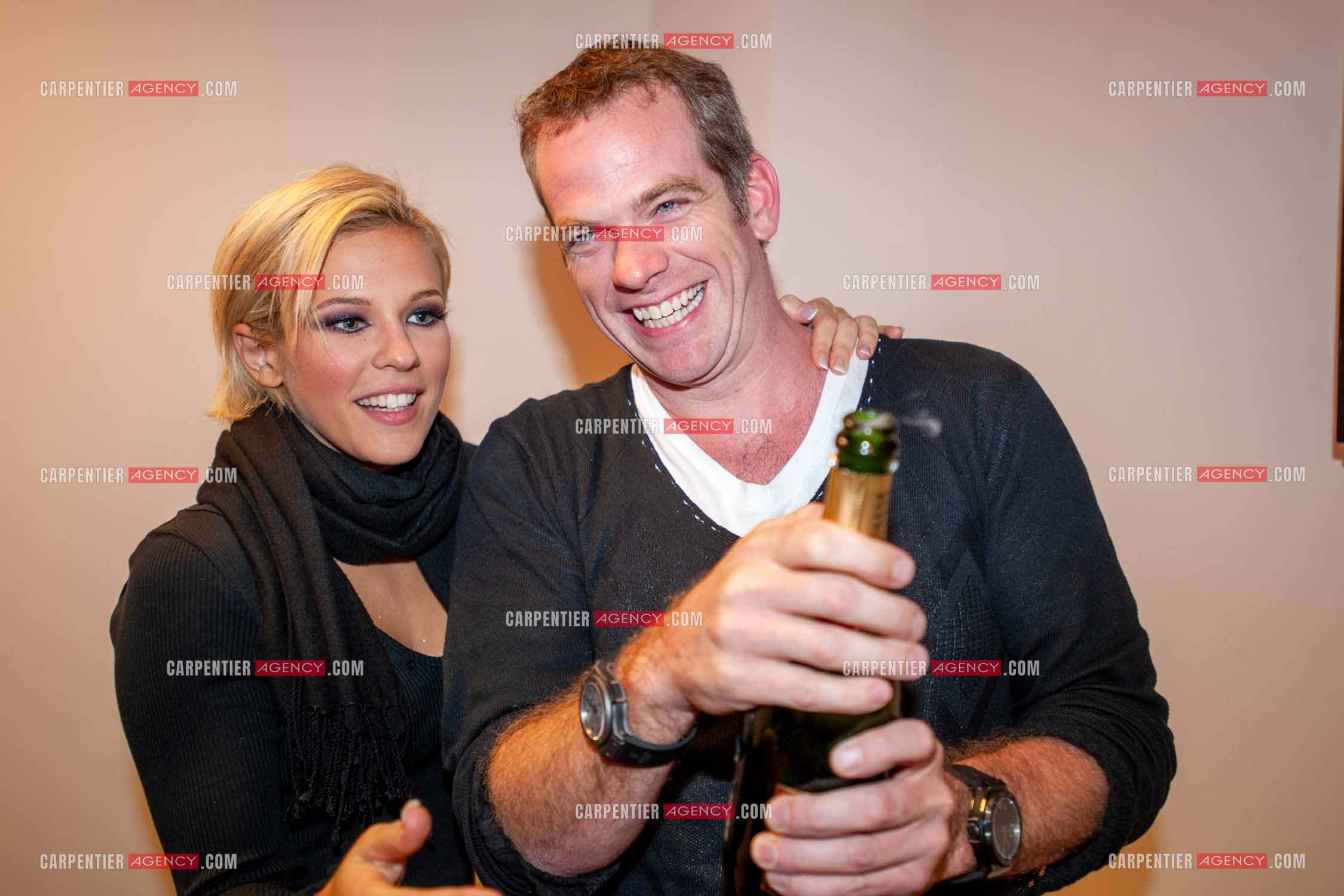 Tournée 2008 de Lorie " LE TOUR 2 LOR “. Lorie dans sa loge avec son nouveau fiancé, le chanteur Garou pour sabrer le champagne à l'occasion de la première date de sa tournée. ( Exclusif )