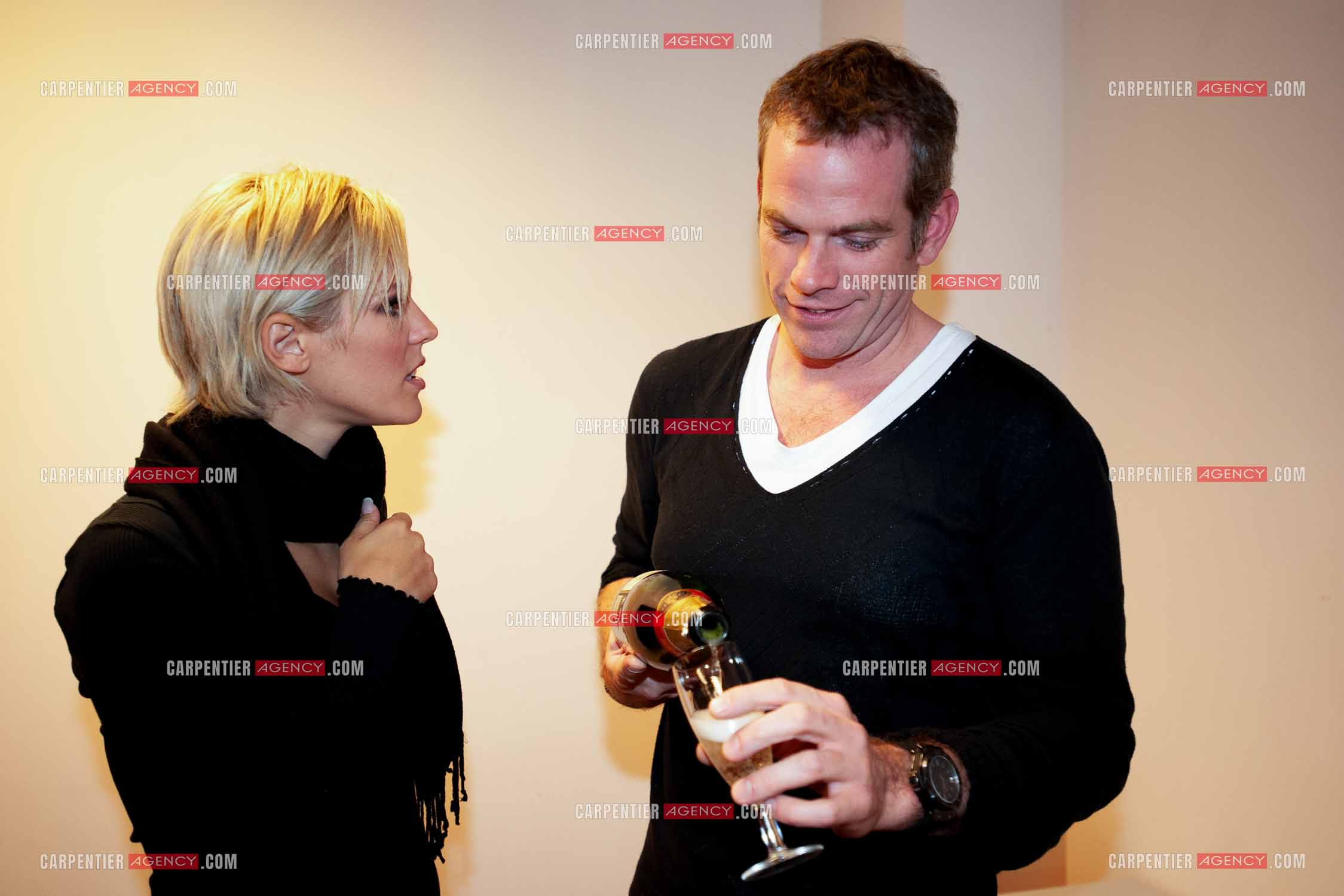 Tournée 2008 de Lorie " LE TOUR 2 LOR “. Lorie dans sa loge avec son nouveau fiancé, le chanteur Garou pour sabrer le champagne à l'occasion de la première date de sa tournée. ( Exclusif )