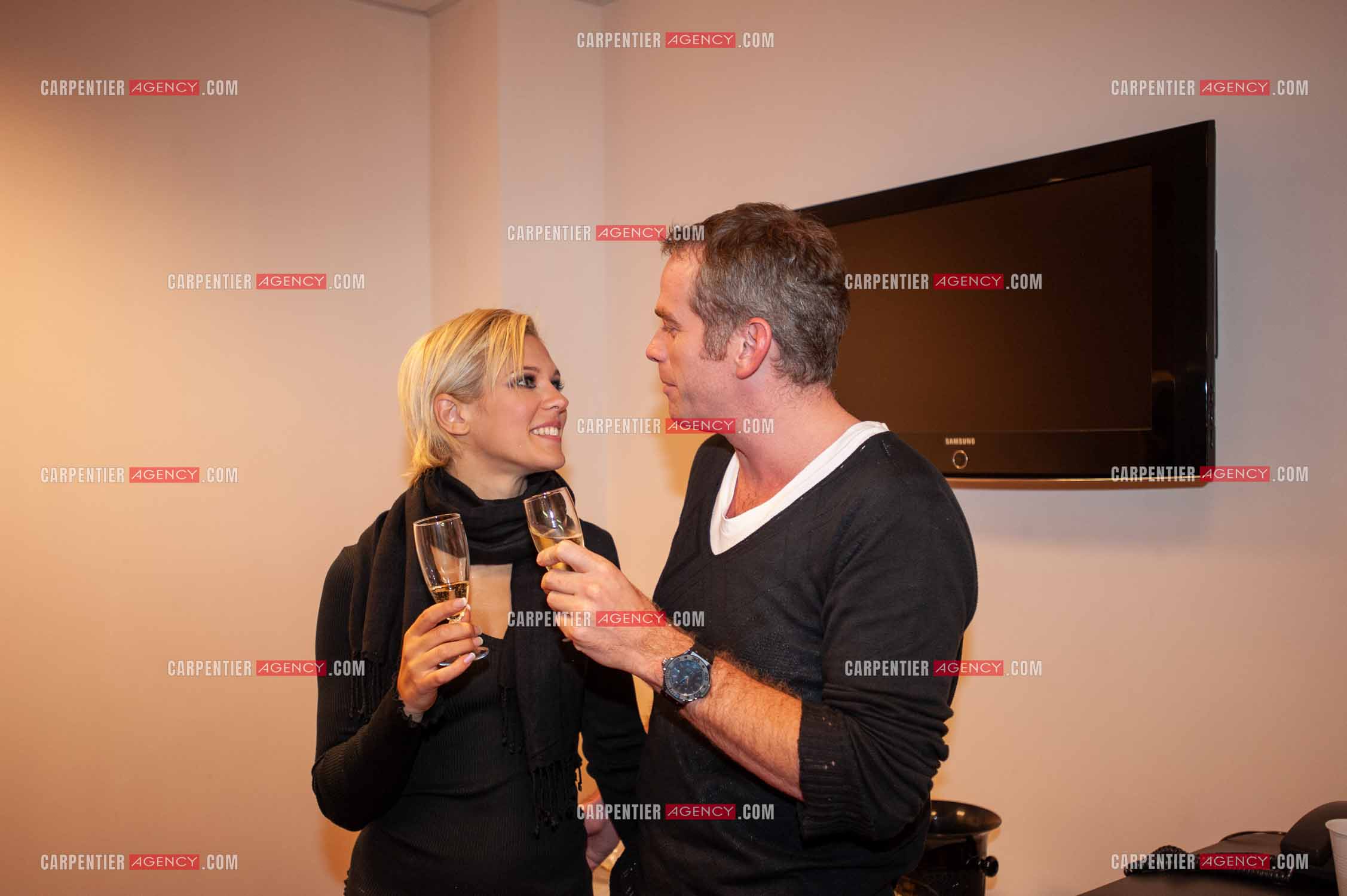 Tournée 2008 de Lorie " LE TOUR 2 LOR “. Lorie dans sa loge avec son nouveau fiancé, le chanteur Garou pour sabrer le champagne à l'occasion de la première date de sa tournée. ( Exclusif )