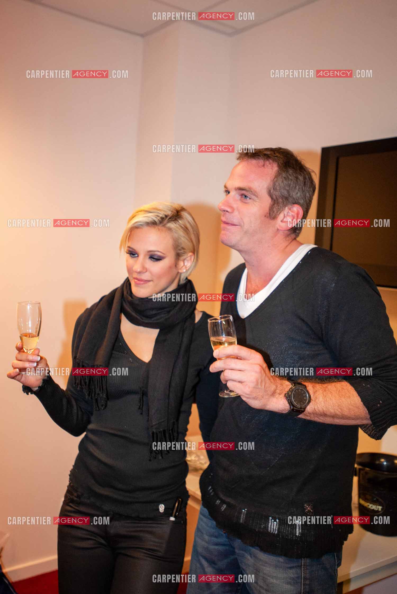 Tournée 2008 de Lorie " LE TOUR 2 LOR “. Lorie dans sa loge avec son nouveau fiancé, le chanteur Garou pour sabrer le champagne à l'occasion de la première date de sa tournée. ( Exclusif )