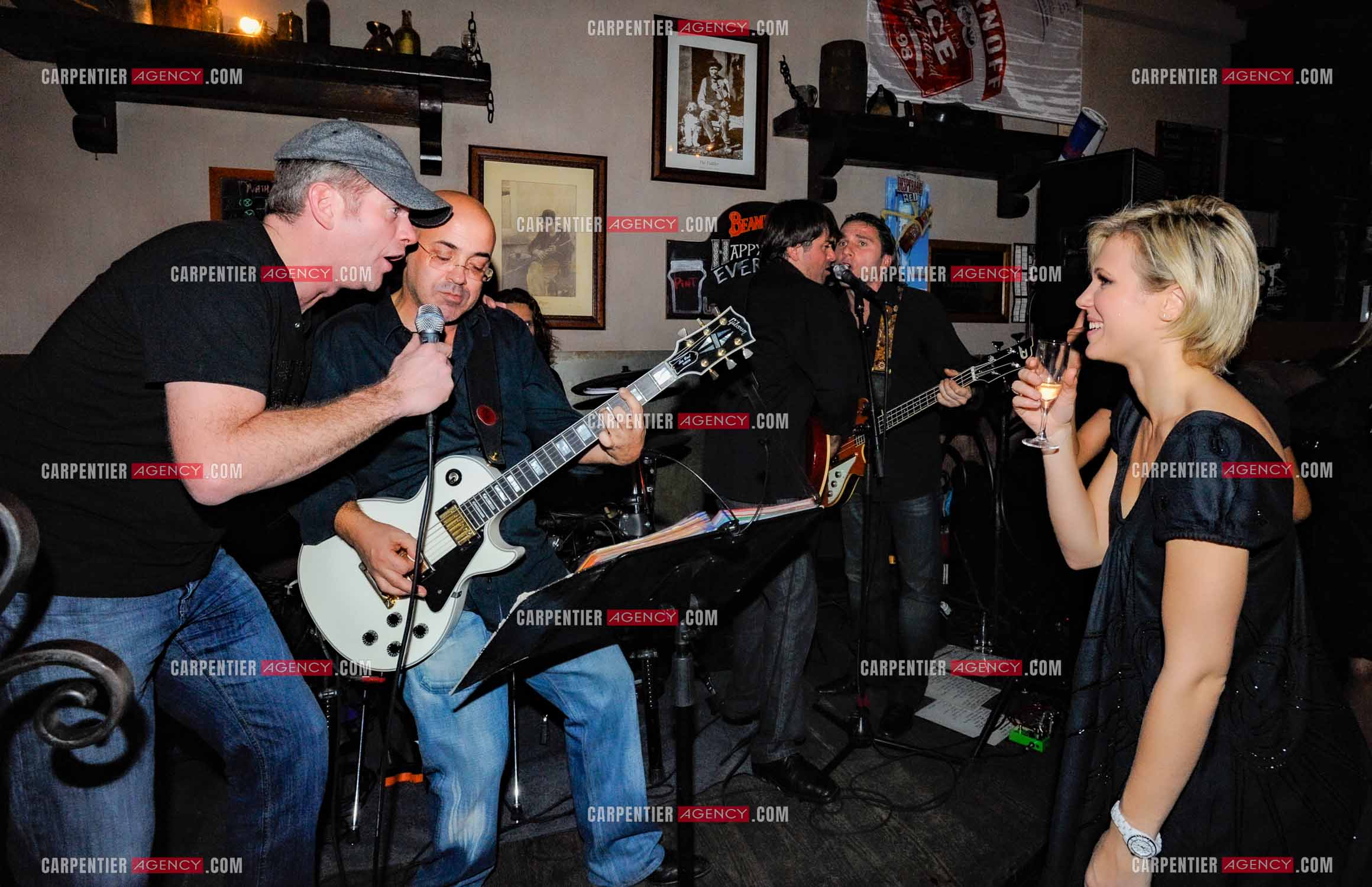 Dernière date de la tournée 2008 de Lorie " LE TOUR 2 LOR “ dans un pub sur le vieux-port de Marseille. Lorie et son fiancé Garou improvisent un show avec le musicien Jacques Veneruso. ( Exclusif )