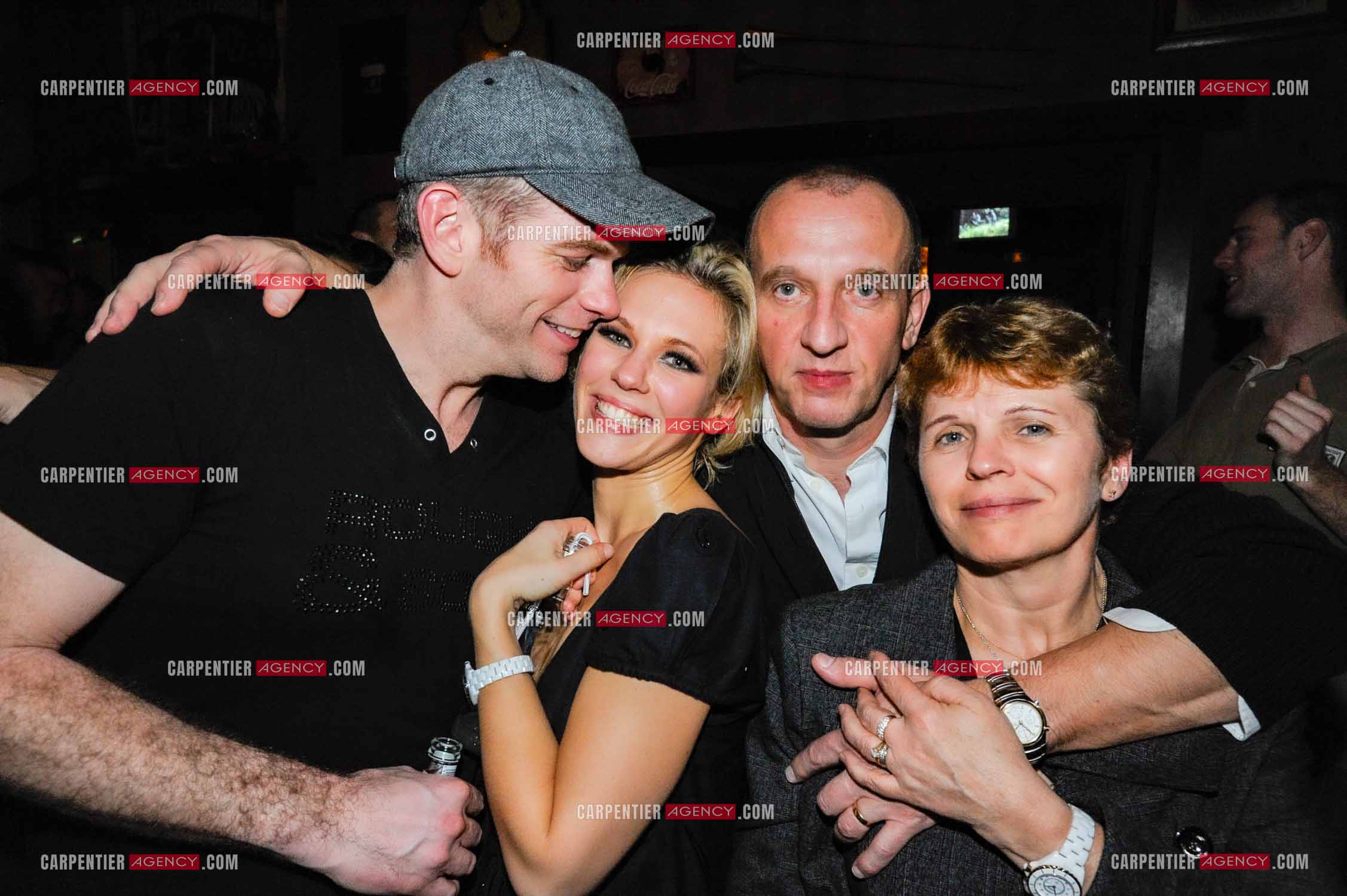 Dernière date de la tournée 2008 de Lorie " LE TOUR 2 LOR “ dans un pub sur le vieux-port de Marseille. Lorie et son fiancé Garou aux côtés de ses parents Dominique et Martine Pester. ( Exclusif )