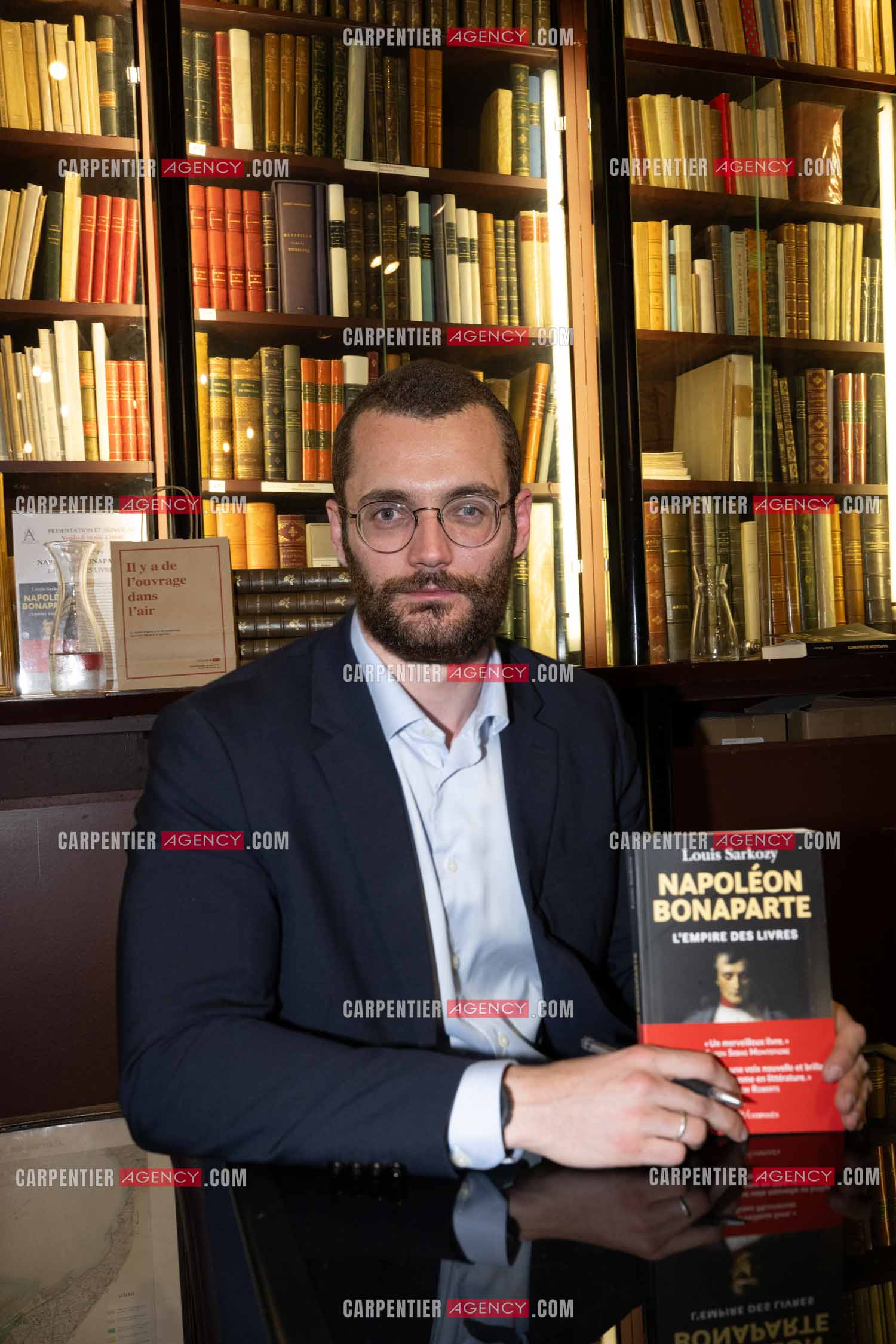 Louis Sarkozy dédicace son livre “NAPOLÉON BONAPARTE L'empire des livres“ aux éditions Passés/Composés à la librairie des Arcenaulx à Marseille. ( Exclusif )