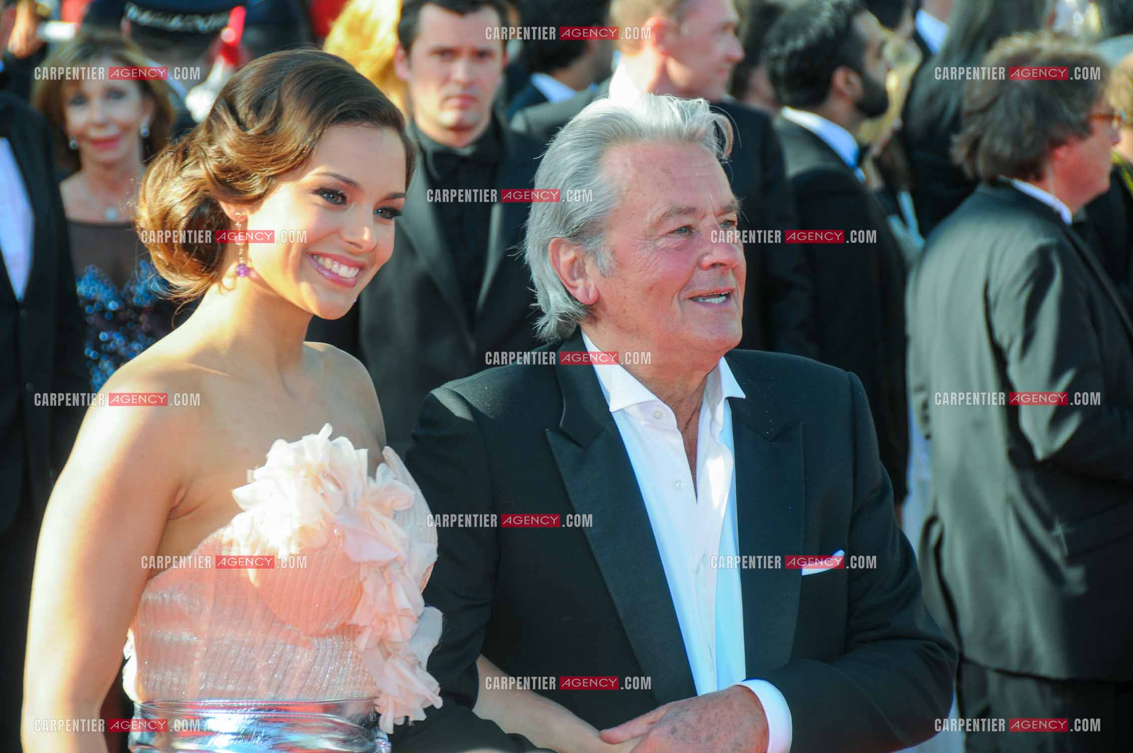 l'acteur français Alain Delon et Marine Lorphelin assistent à la première et à la cérémonie de clôture du film “ Zulu “ lors du 66e Festival de Cannes 2013.