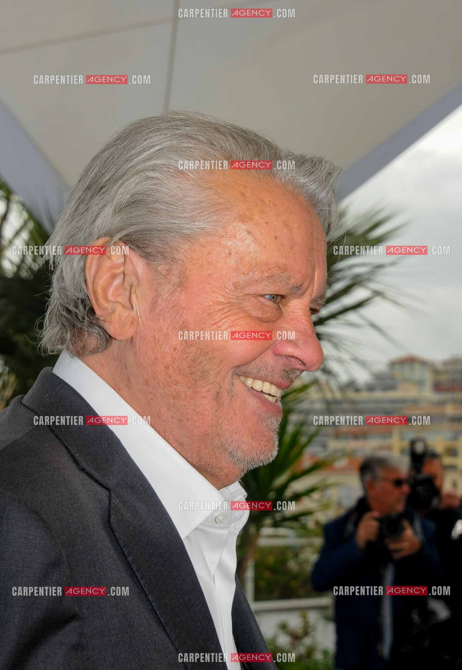 L'acteur Alain Delon lors du Festival de Cannes en 2019.  L'acteur reçoit une Palme d'or d'honneur, en hommage à sa carrière.