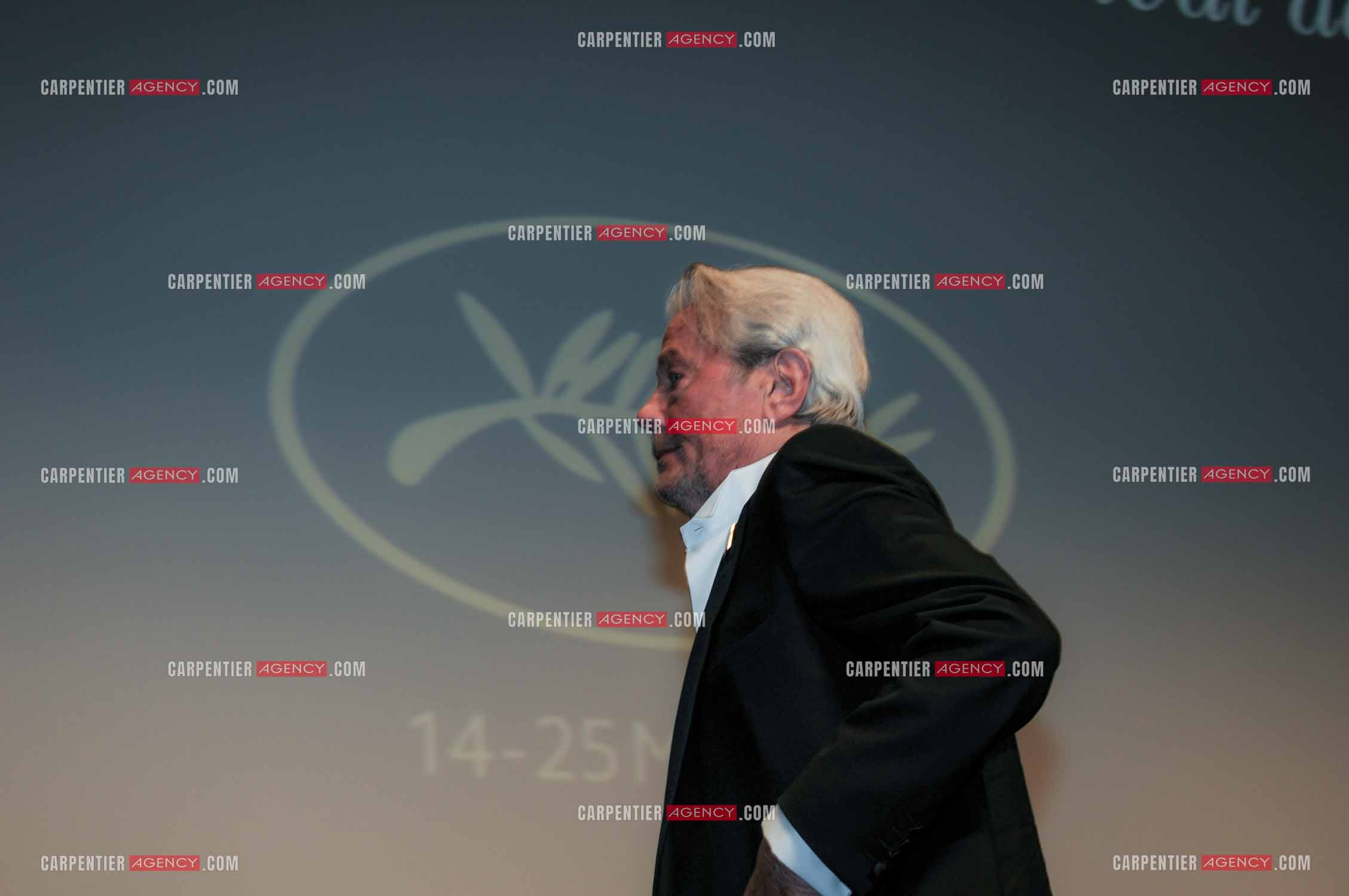 L'acteur Alain Delon lors du Festival de Cannes en 2019.  L'acteur reçoit une Palme d'or d'honneur, en hommage à sa carrière.