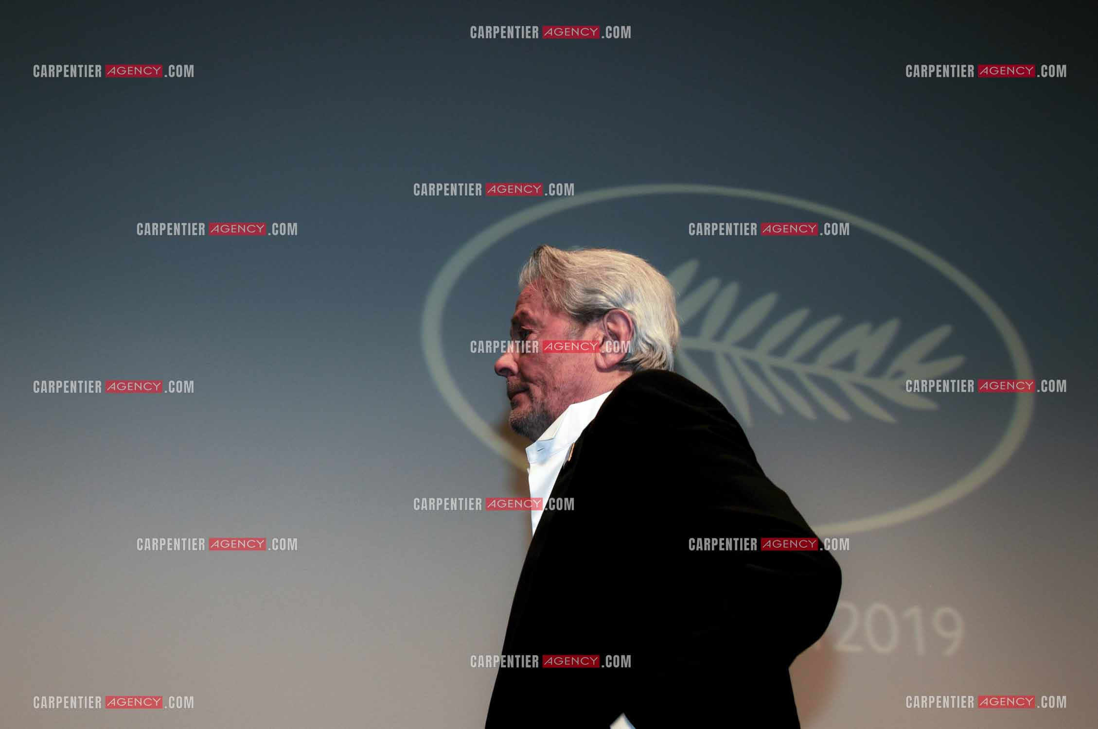 L'acteur Alain Delon lors du Festival de Cannes en 2019.  L'acteur reçoit une Palme d'or d'honneur, en hommage à sa carrière.