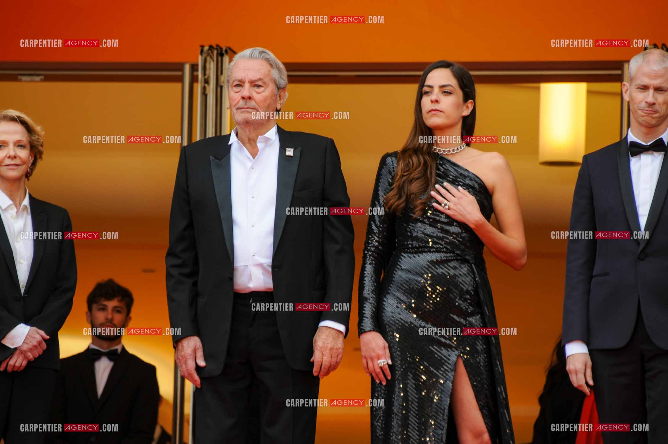 L'acteur Alain Delon lors du Festival de Cannes en 2019.  L'acteur reçoit une Palme d'or d'honneur, en hommage à sa carrière. Sur les marches, Alain Delon et sa fille Anouchka Delon vont  assister à la projection du film “ une vie cachée “.