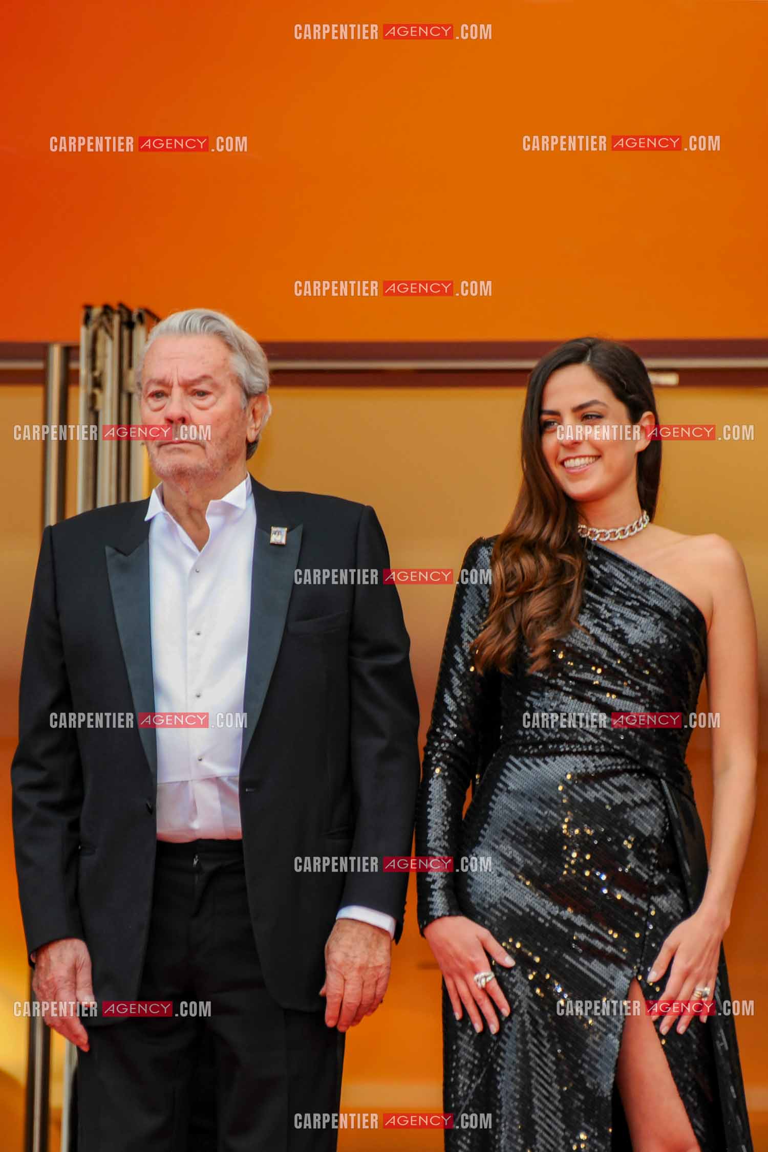 L'acteur Alain Delon lors du Festival de Cannes en 2019.  L'acteur reçoit une Palme d'or d'honneur, en hommage à sa carrière. Sur les marches, Alain Delon et sa fille Anouchka Delon vont  assister à la projection du film “ une vie cachée “.