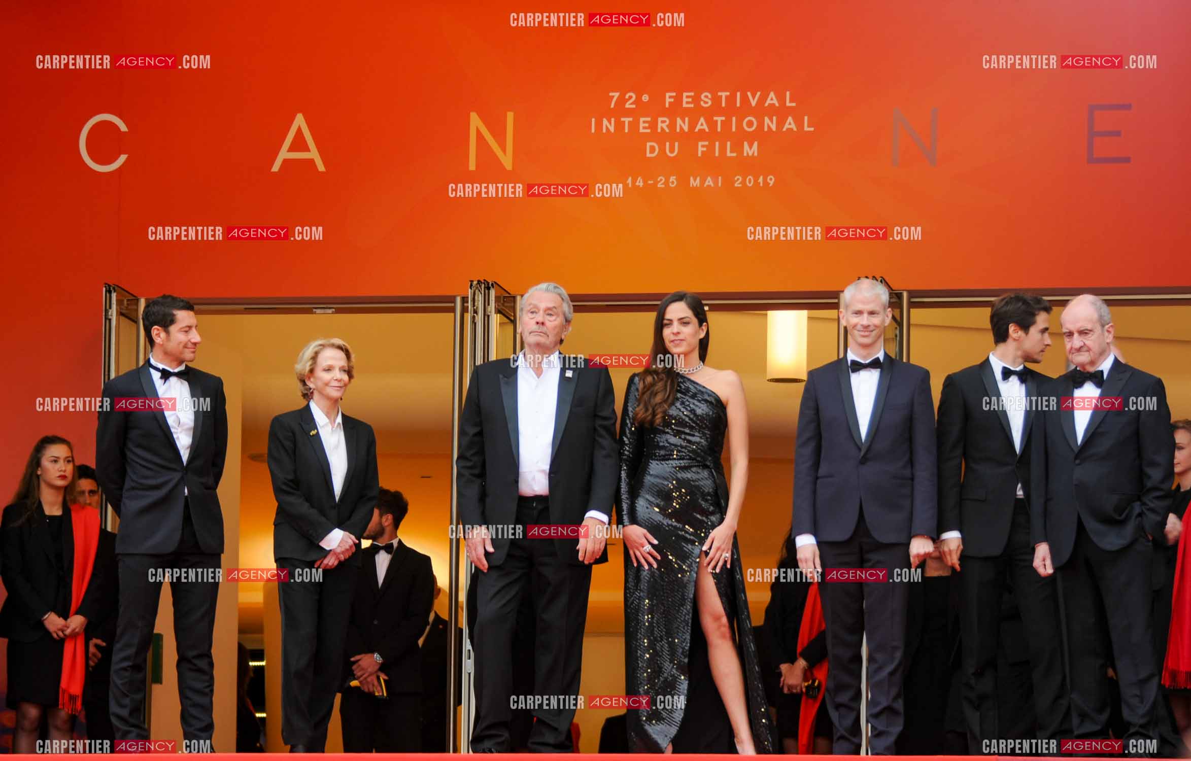 L'acteur Alain Delon lors du Festival de Cannes en 2019.  L'acteur reçoit une Palme d'or d'honneur, en hommage à sa carrière. Sur les marches, le maire de Cannes David Lisnard, Frédérique Bredin, Alain Delon, Anouchka Delon, le Ministre français de la Culture, Franck Riester et le président du Festival de Cannes Pierre Lescure pour assister à la projection du film “ une vie cachée “.