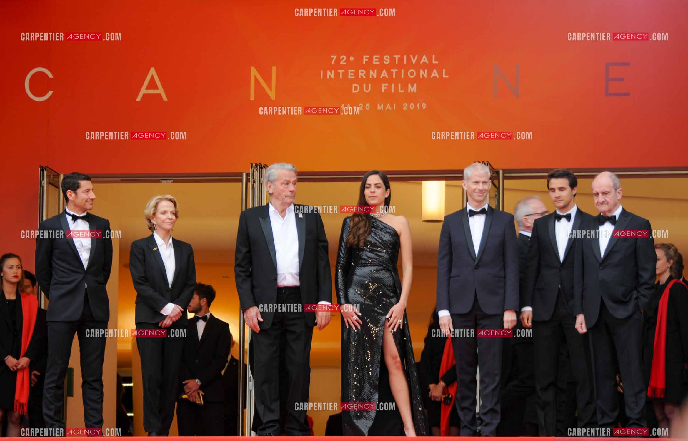 L'acteur Alain Delon lors du Festival de Cannes en 2019.  L'acteur reçoit une Palme d'or d'honneur, en hommage à sa carrière. Sur les marches, le maire de Cannes David Lisnard, Frédérique Bredin, Alain Delon, Anouchka Delon, le Ministre français de la Culture, Franck Riester et le président du Festival de Cannes Pierre Lescure pour assister à la projection du film “ une vie cachée “.