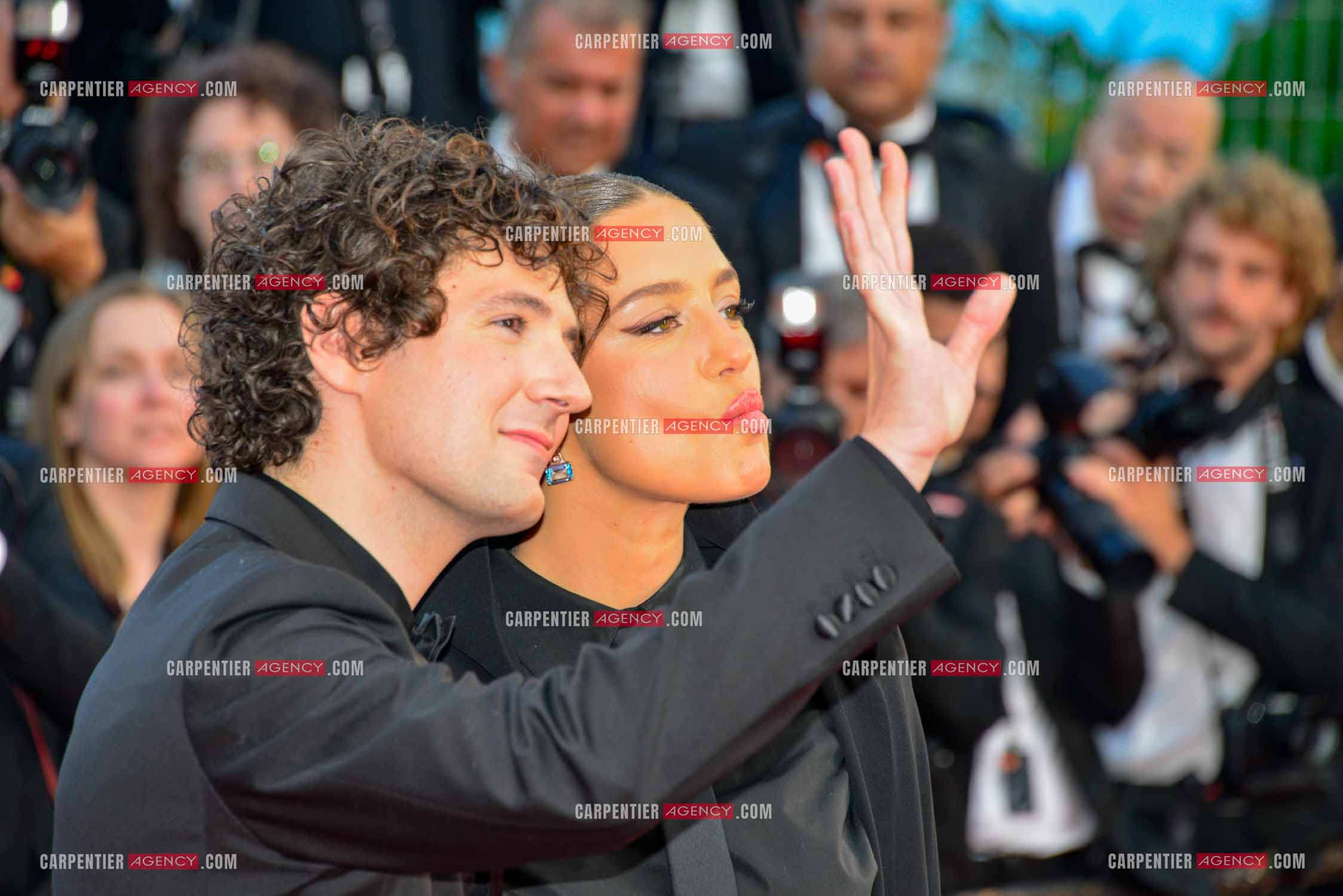 Festival de Cannes 2023. L'actrice Adèle Exarchopoulos et l'acteur Vincent Lacoste sur le tapis rouge.