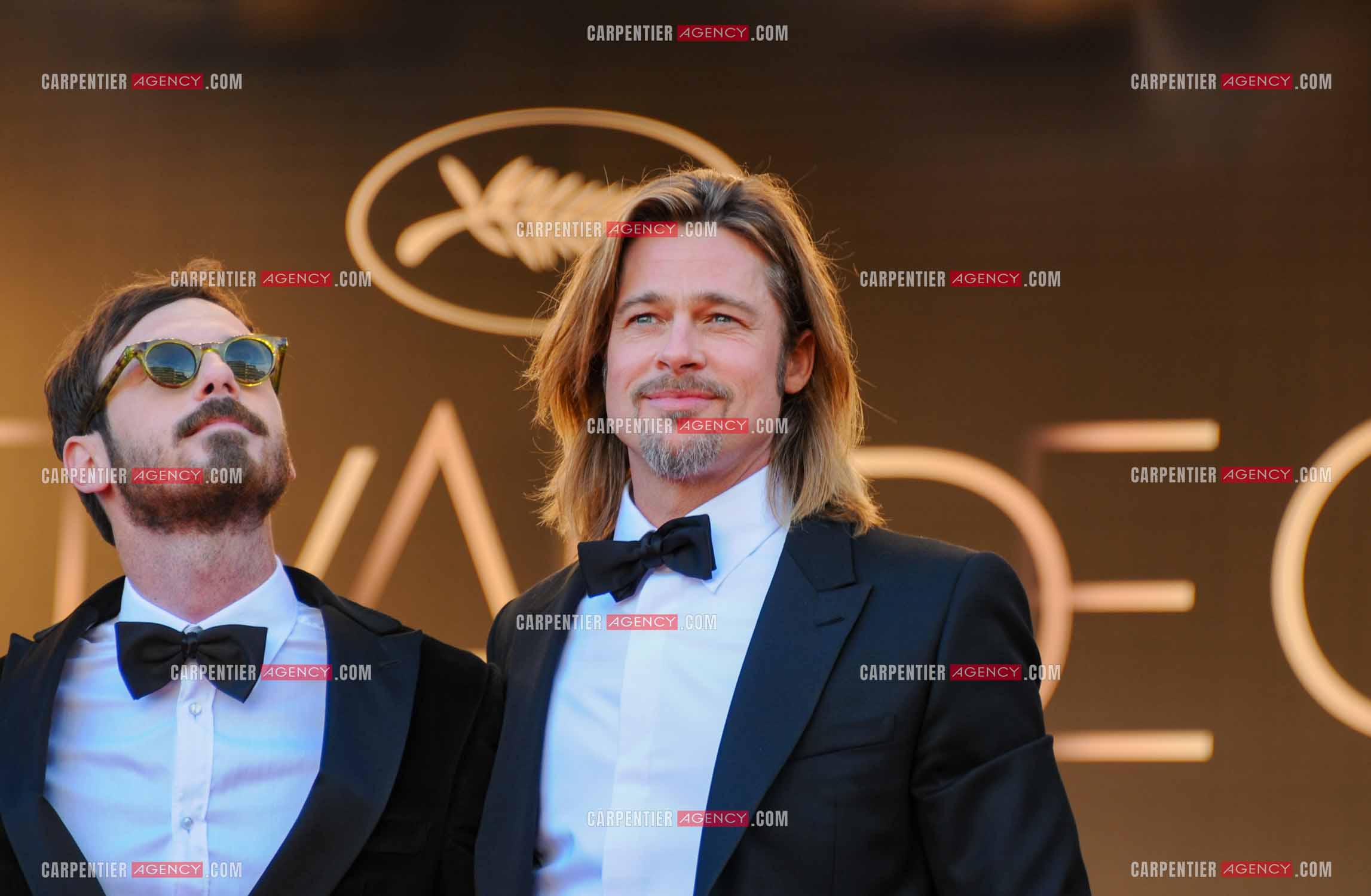 Les acteurs américains Scoot McNairy et Brad Pitt  pour la projection du film “ Les tuer doucement “ au Festival de Cannes en 2012.