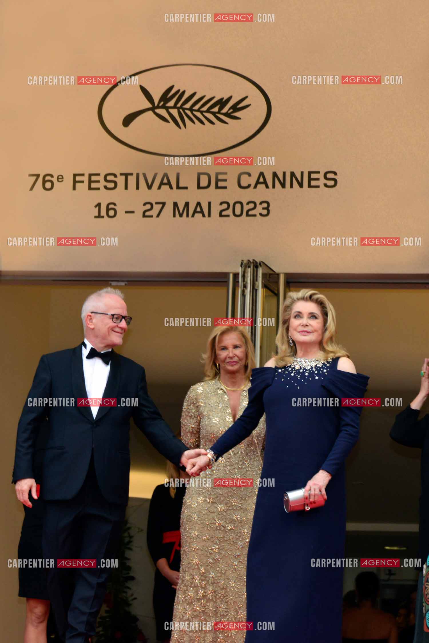Festival de Cannes 2023. 76e édition, du 16 au 27 mai 2023 au Palais des festivals, à Cannes. L'actrice Catherine Deneuve entourée du délégué général du festival de Cannes Thierry Fremaux et de la présidente du festival de Cannes Iris Knobloch assiste à la cérémonie d'ouverture et à la projection du film “ Jeanne du Barry “.